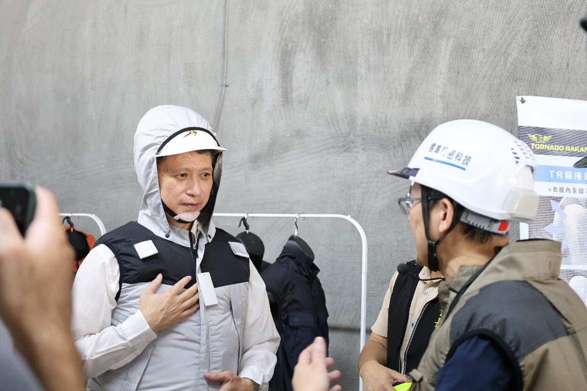  新北市勞工局長陳瑞嘉參觀降溫、墜落防護與護目、工地監控等先進設施。
