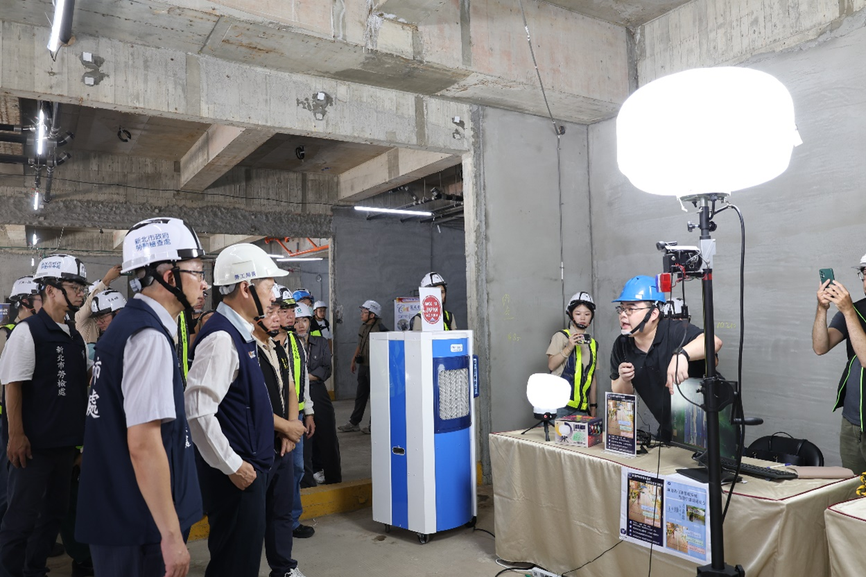  新北市勞工局長陳瑞嘉參觀夜間照明、墜落防護與護目、工地監控等先進設施。