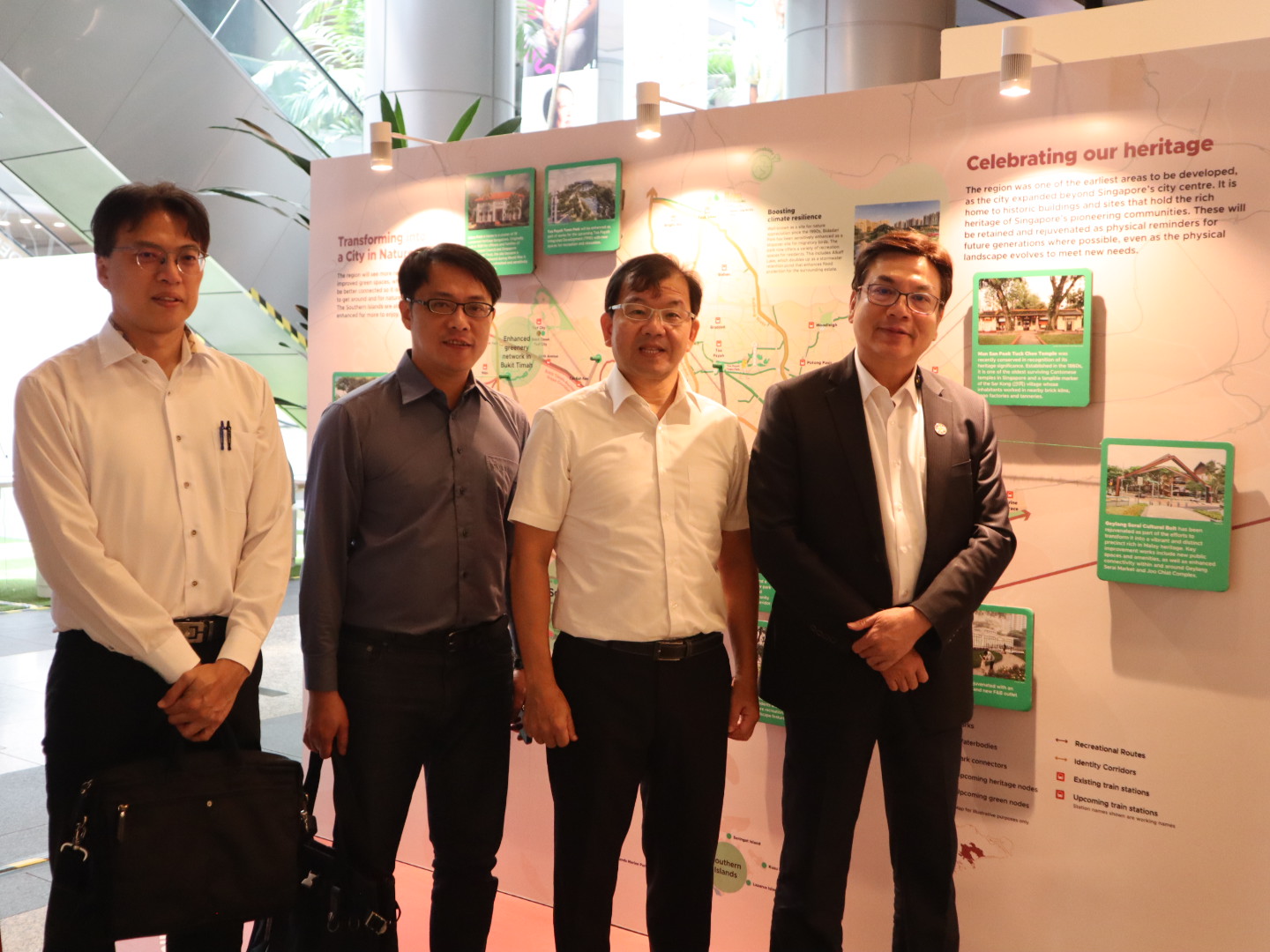 劉和然副市長(右1)率團隊前往新加坡城市規劃展覽館參觀