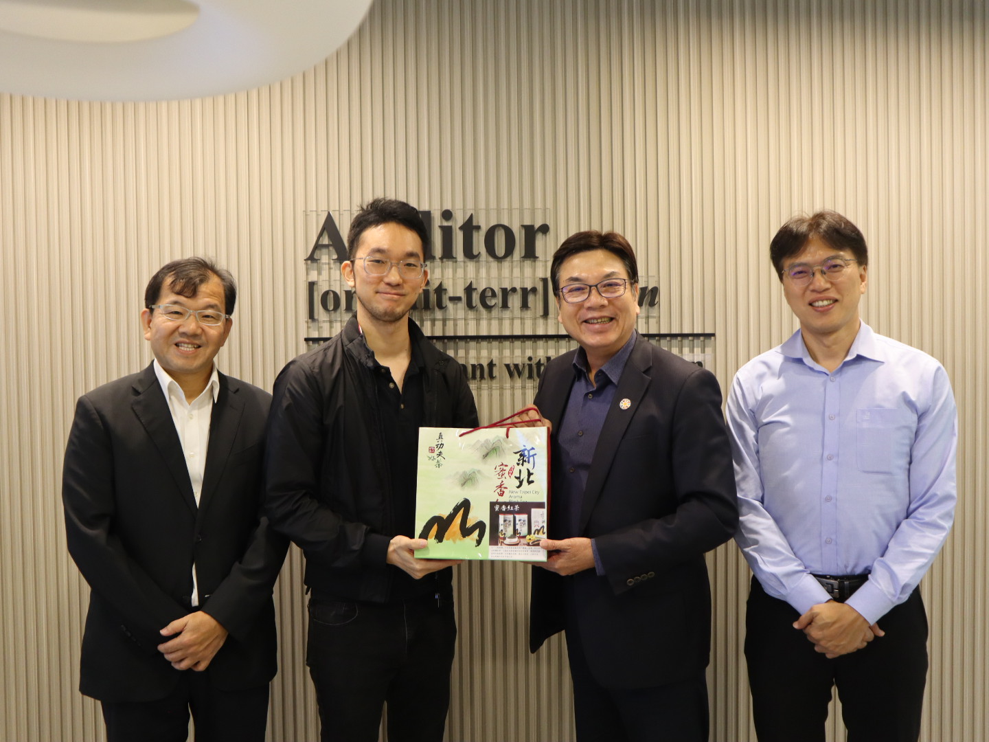 劉和然副市長(右2)率團隊拜訪新北青年創業代表Evercomm創辦人Ted Chen(左2)，並致贈新北特產