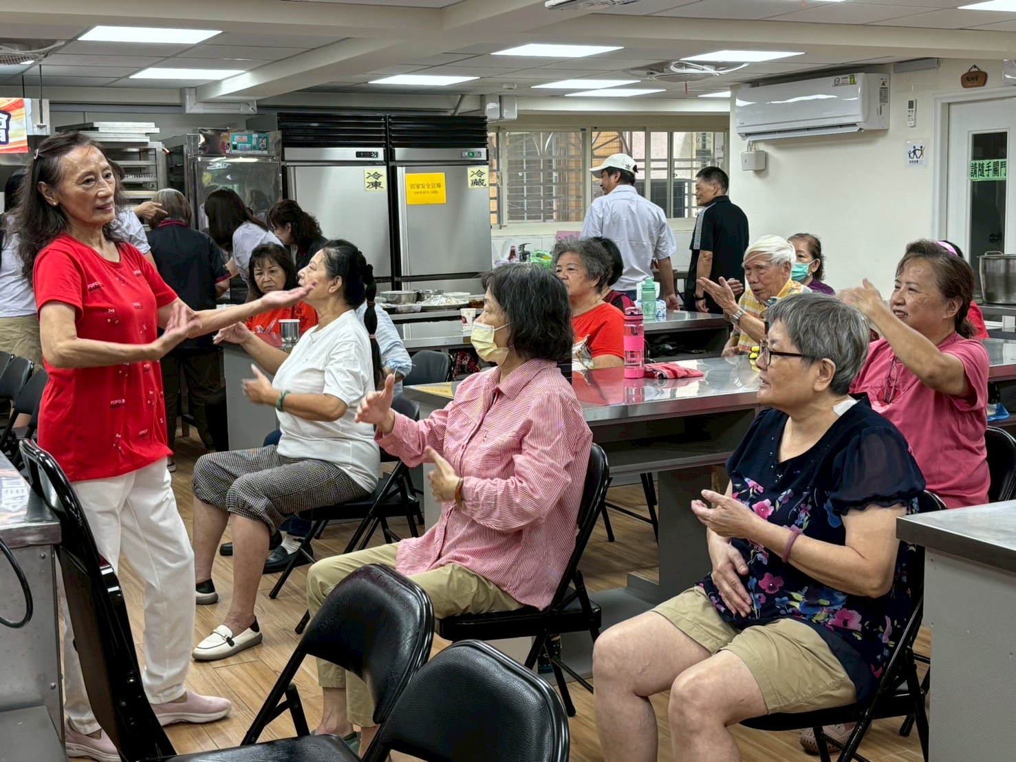  新北市糕餅業職業工會中和區中山里社區照顧關懷據點也開設健康促進課程 引導長輩運動