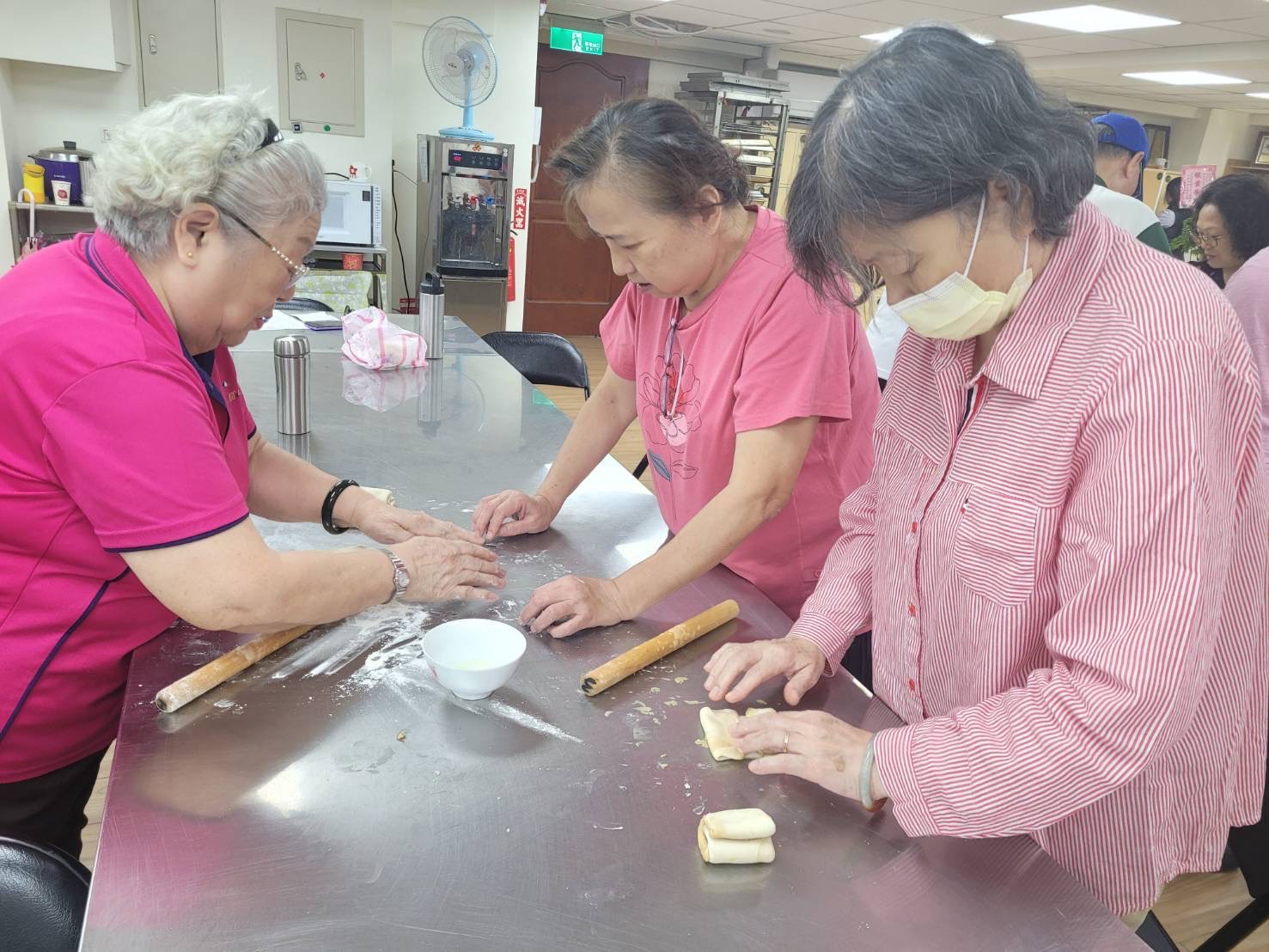 新北市糕餅業職業工會中和區中山里社區照顧關懷據點成立後 第一堂烘焙課教長輩學習如何製作燒餅