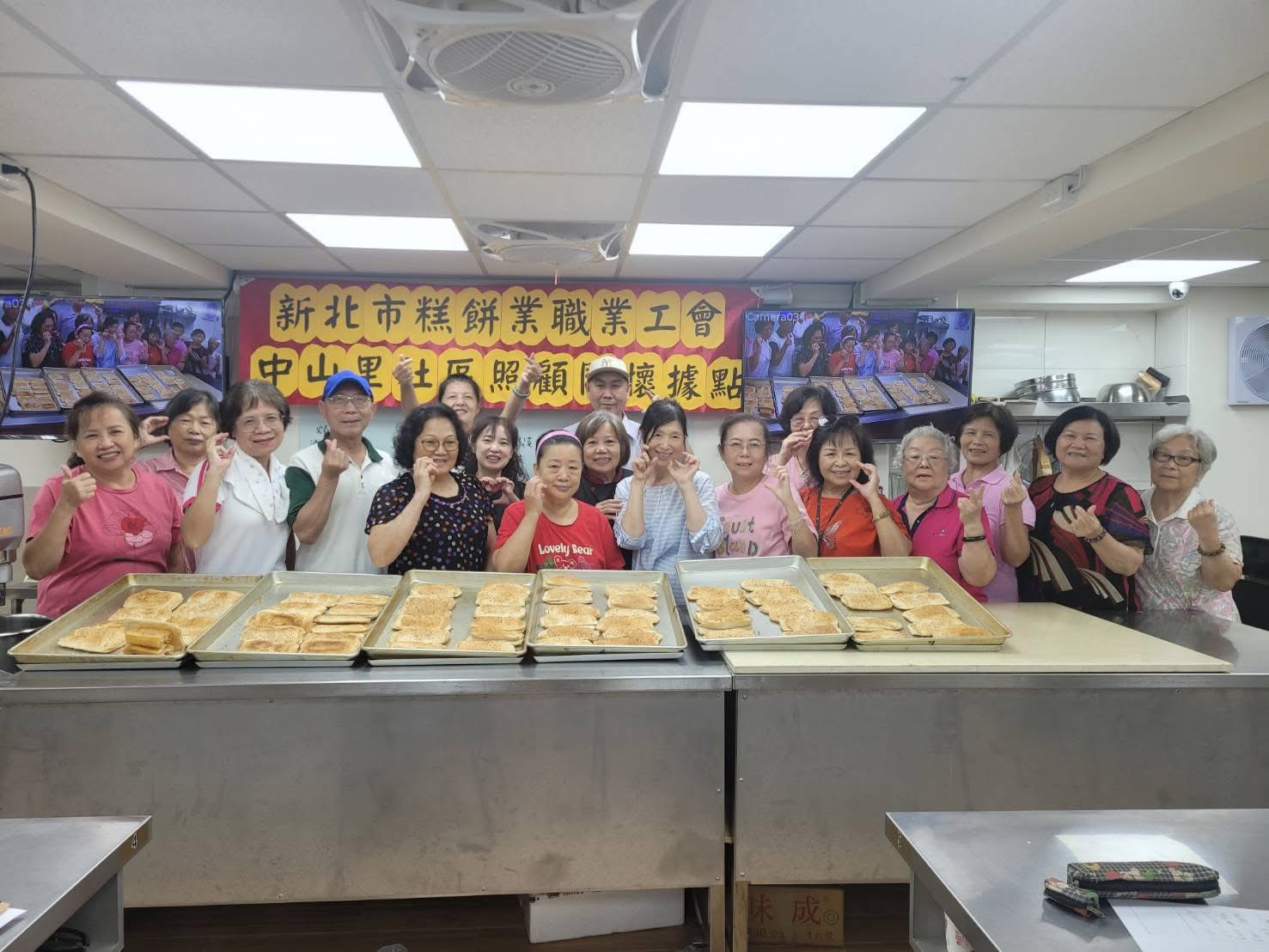 長輩與自己烘焙的燒餅合照 有滿滿的成就感