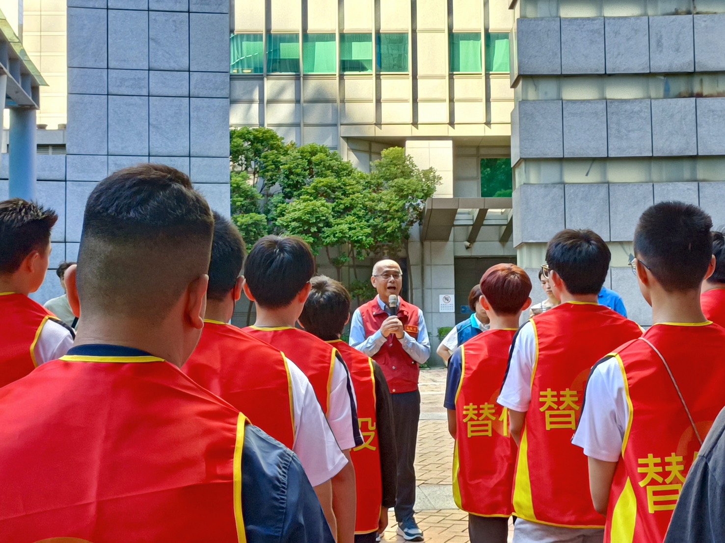 今（25）日新北市政府民政局范姜副局長坤火代表侯市長鼓勵新北市20名替代役男投入花蓮災後復原工作。