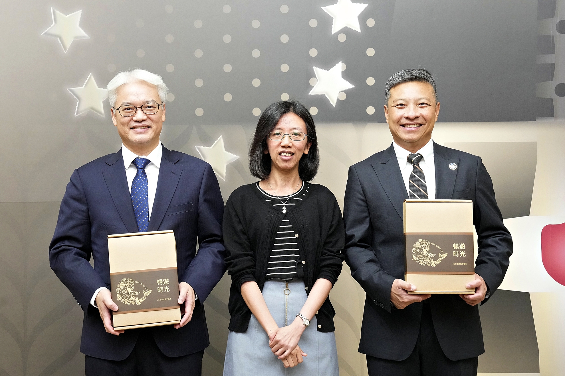 新北市青年局主秘丁雅君(圖中)與台灣金融研訓院院長高一誠(圖左)、天主教輔仁大學校長藍易振(圖右)，三方簽署合作備忘錄。