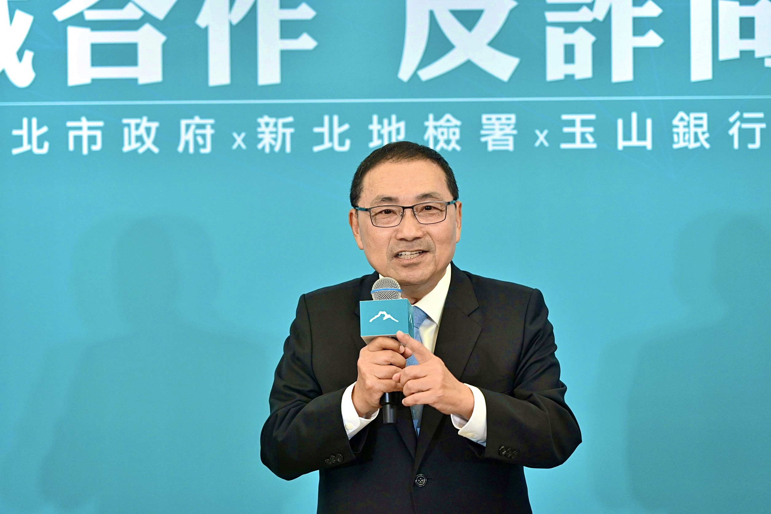 侯友宜今（25）日於玉山銀行總部簽署「防詐業務合作備忘錄」，透過公私協力積極預防、打擊詐騙犯罪