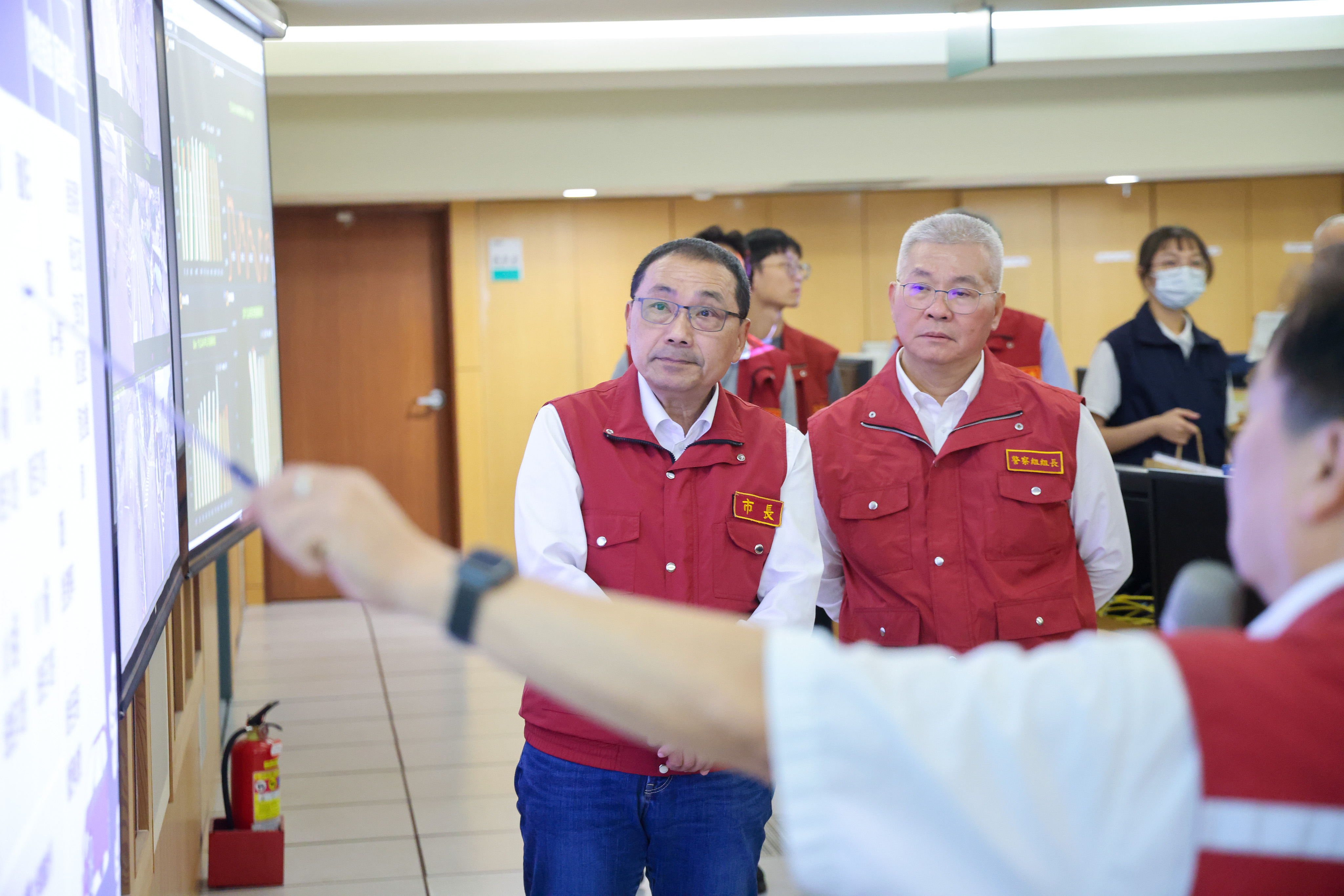 新北市長侯友宜今（26）日下午前往新北市交通控制中心，視察連假前交通路況。
