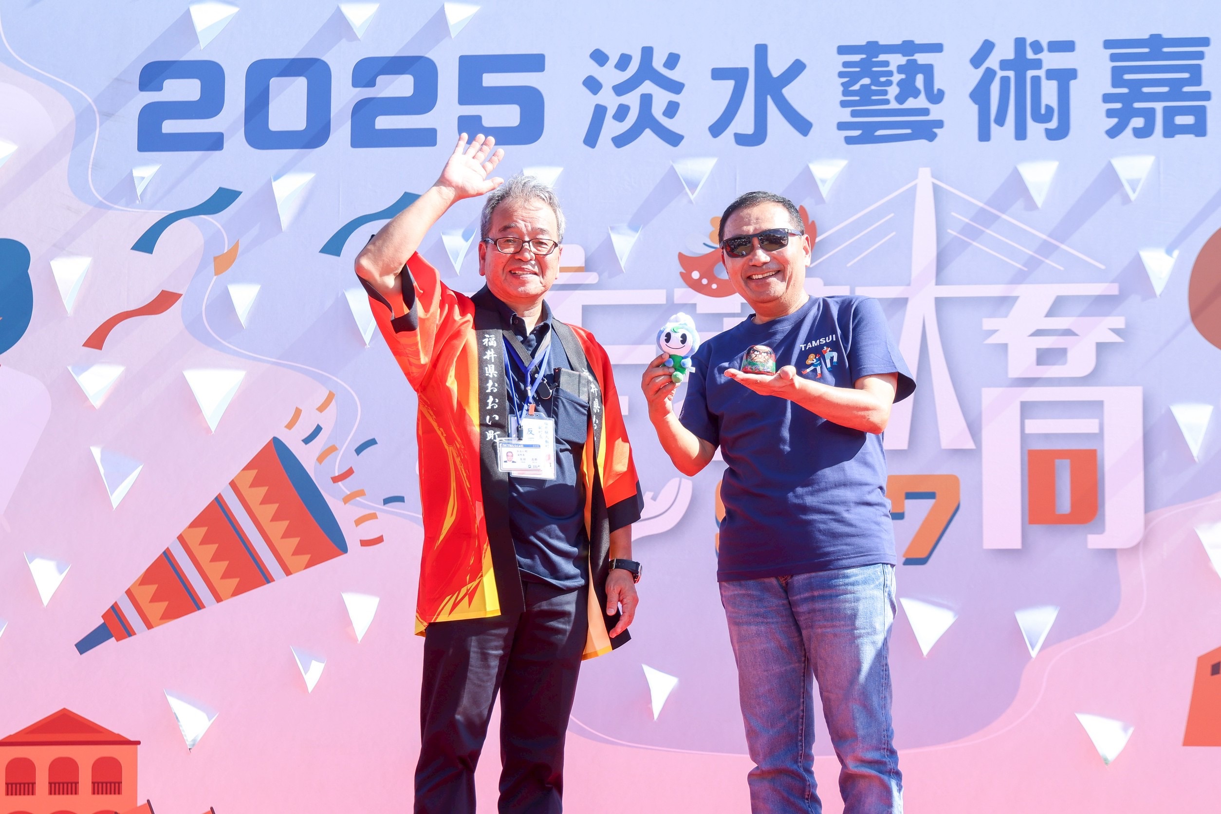 2025淡水藝術嘉年華今（27）日盛大登場，新北市長侯友宜與日本福井縣大飯町副町長反田志郎先生互贈禮物，展現城市交流情誼