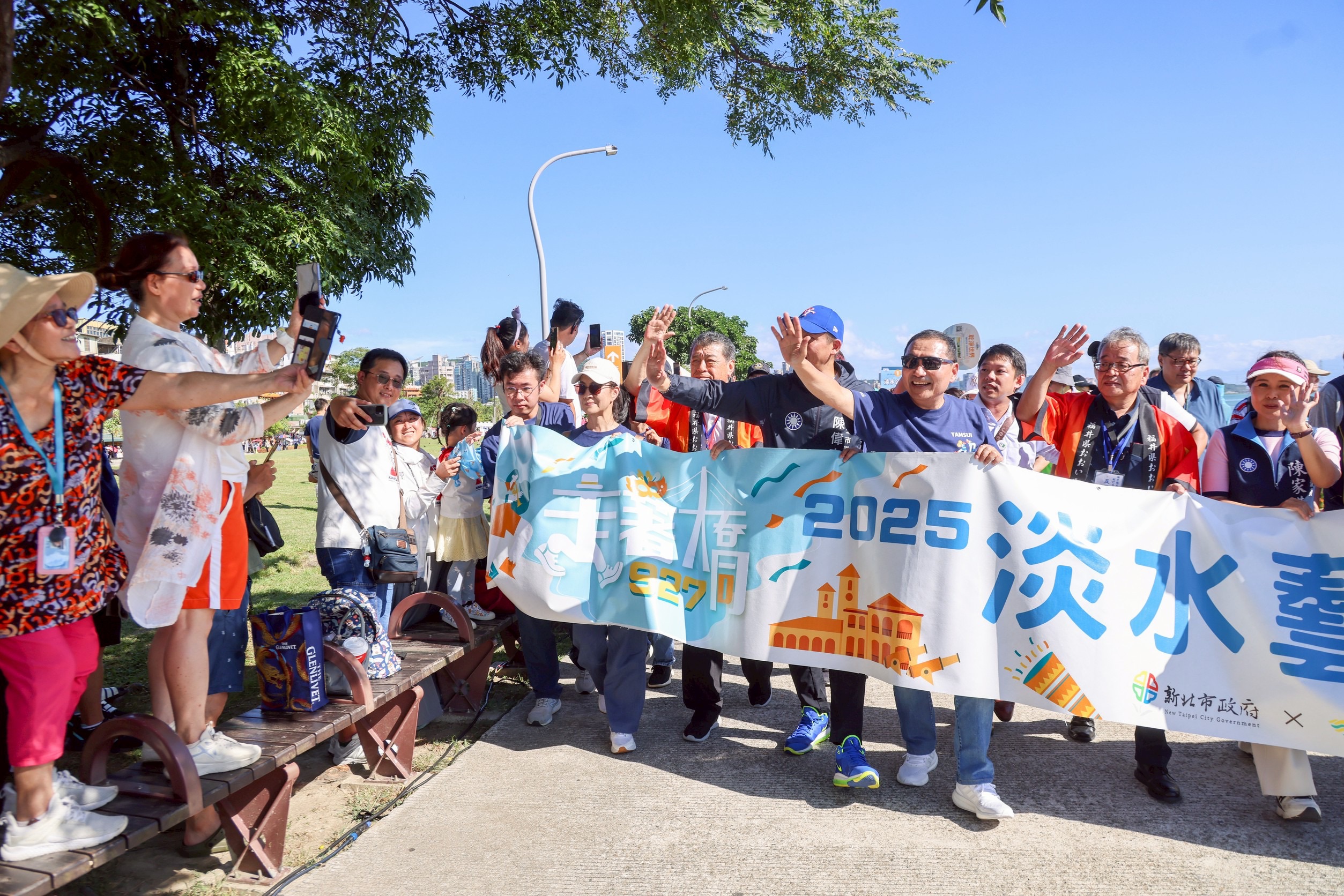 今年淡水踩街以「走著橋-淡水通往幸福之橋」為主題 ，聚集47隊踩街隊伍共襄盛舉