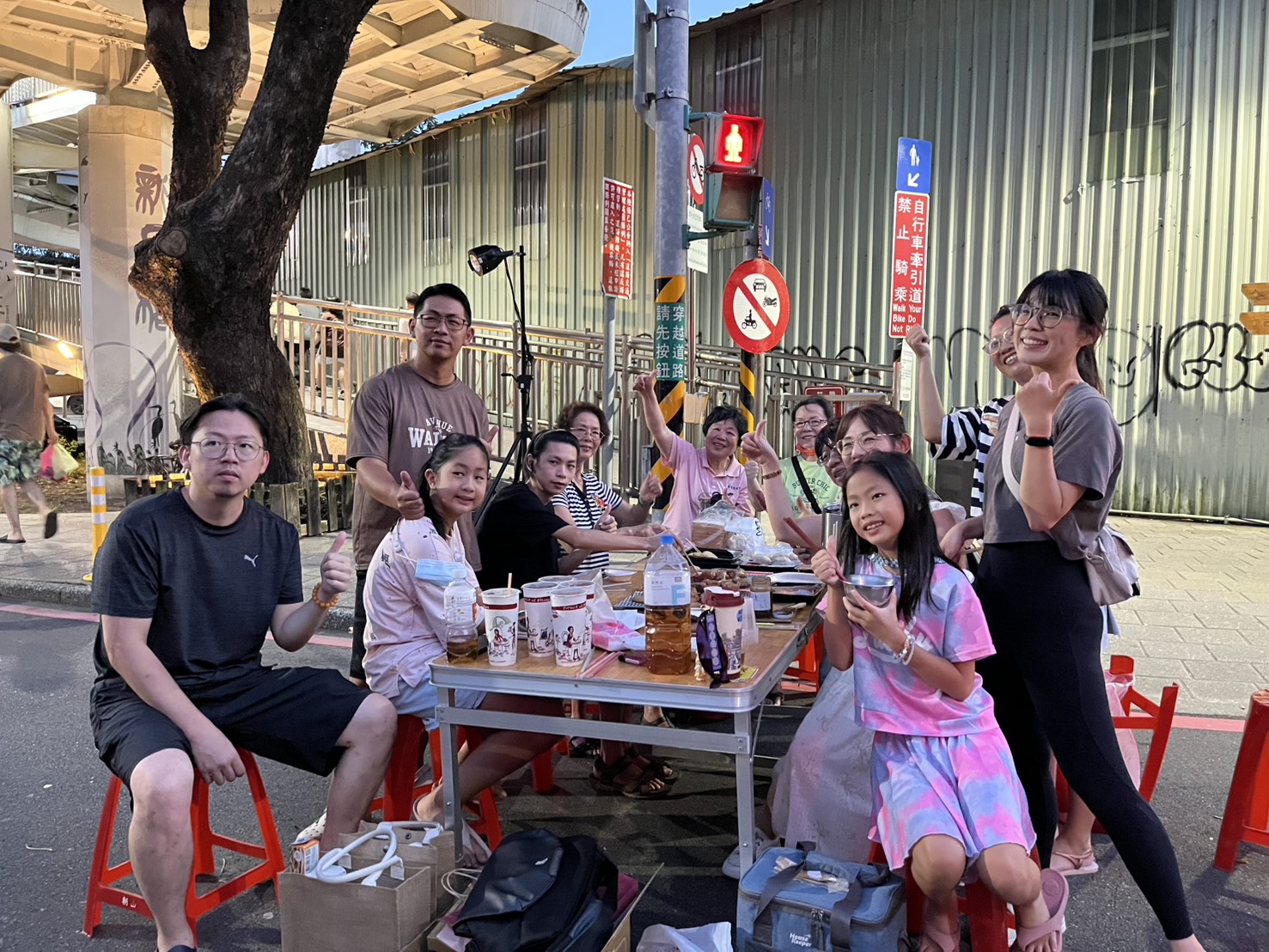 活動現場聚集百人一起烤肉，大家一起提前慶祝中秋，體驗不一樣的新北人情與文化。
