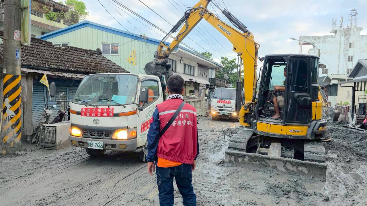 搭配自主前往民眾駕駛怪手共同作業 (2)