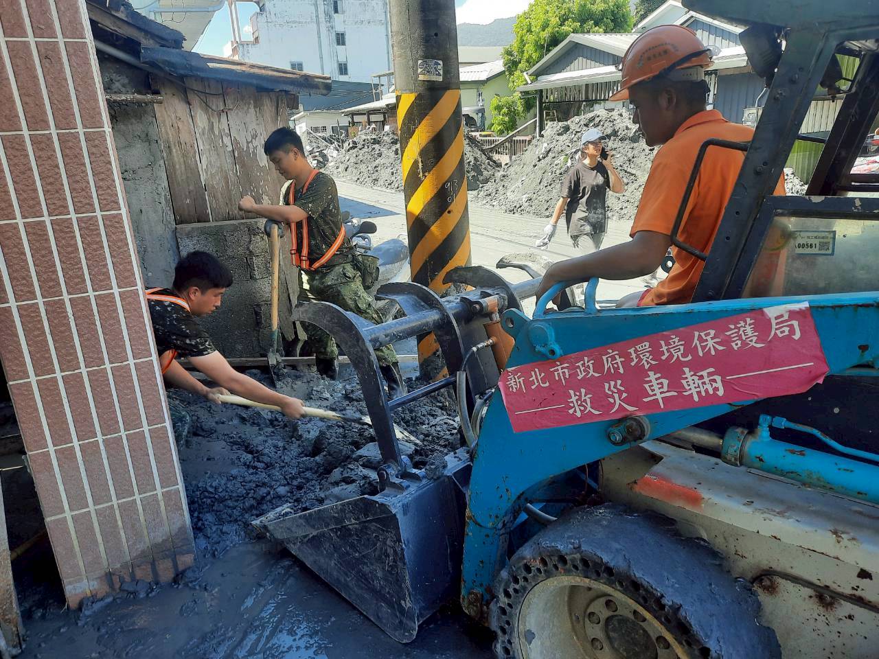 搭配國軍清理民眾家內淤泥 (2)