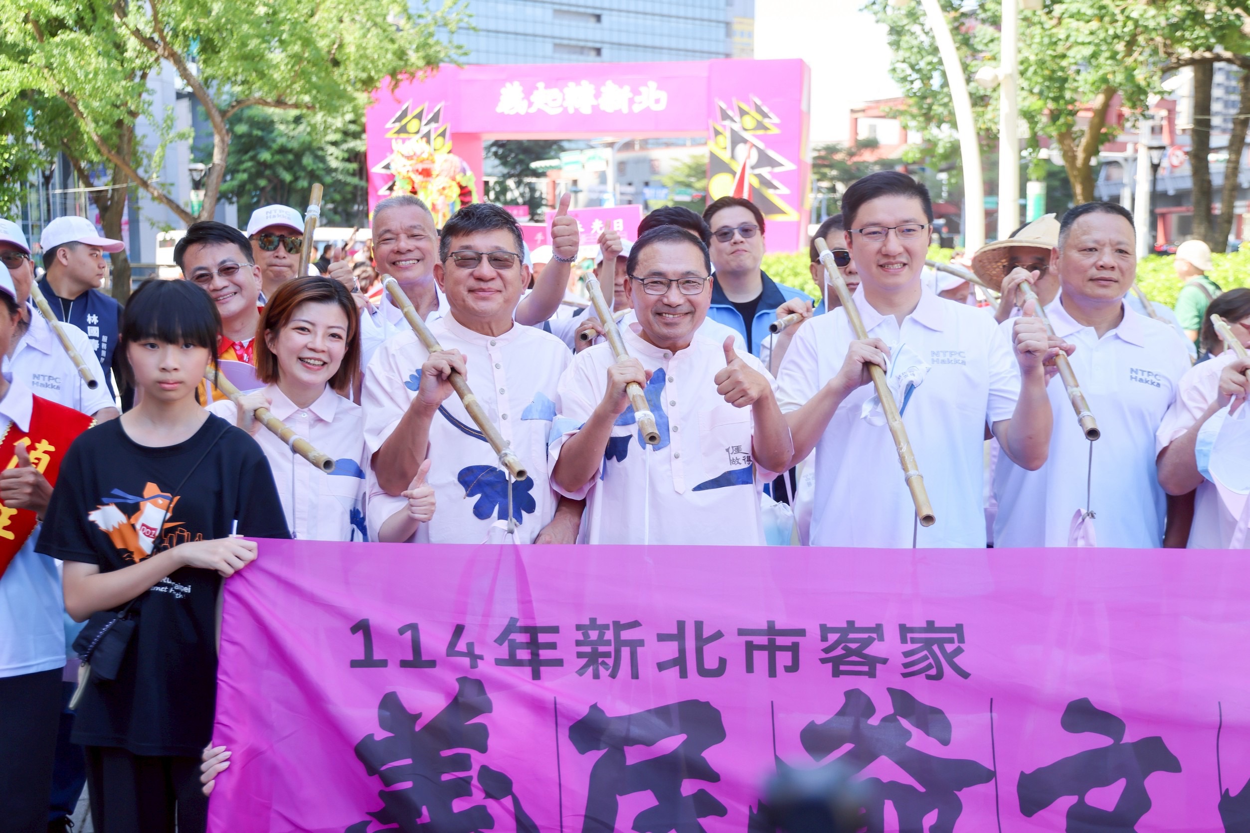 114年新北市客家義民爺文化祭於9月27日至29日盛大登場，新北市長侯友宜今(28)日率各界貴賓「挑擔奉飯」進入會場。