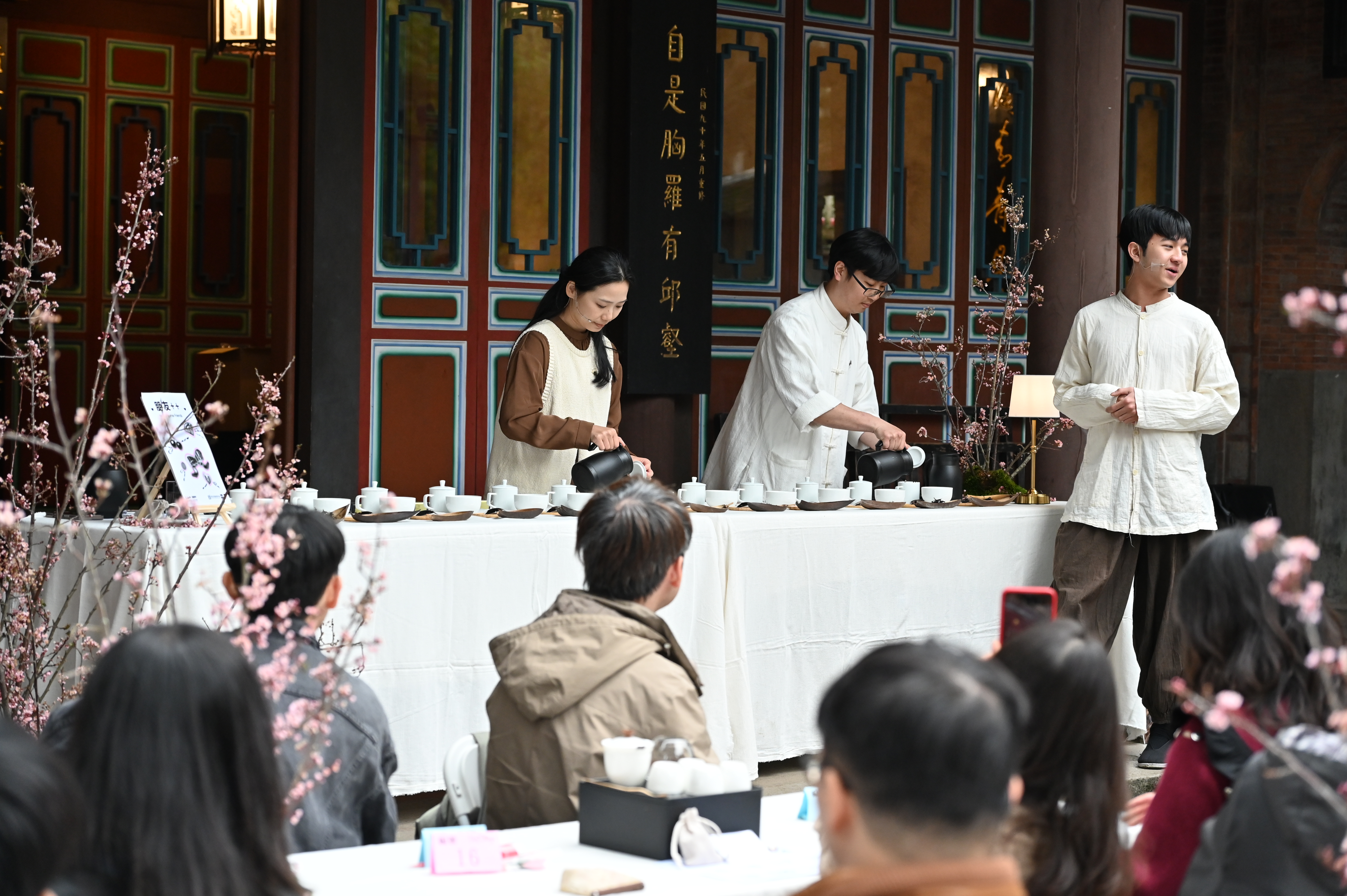 新北青年局2月舉辦「朋友++」活動，以茶席為題，民眾反應熱烈。