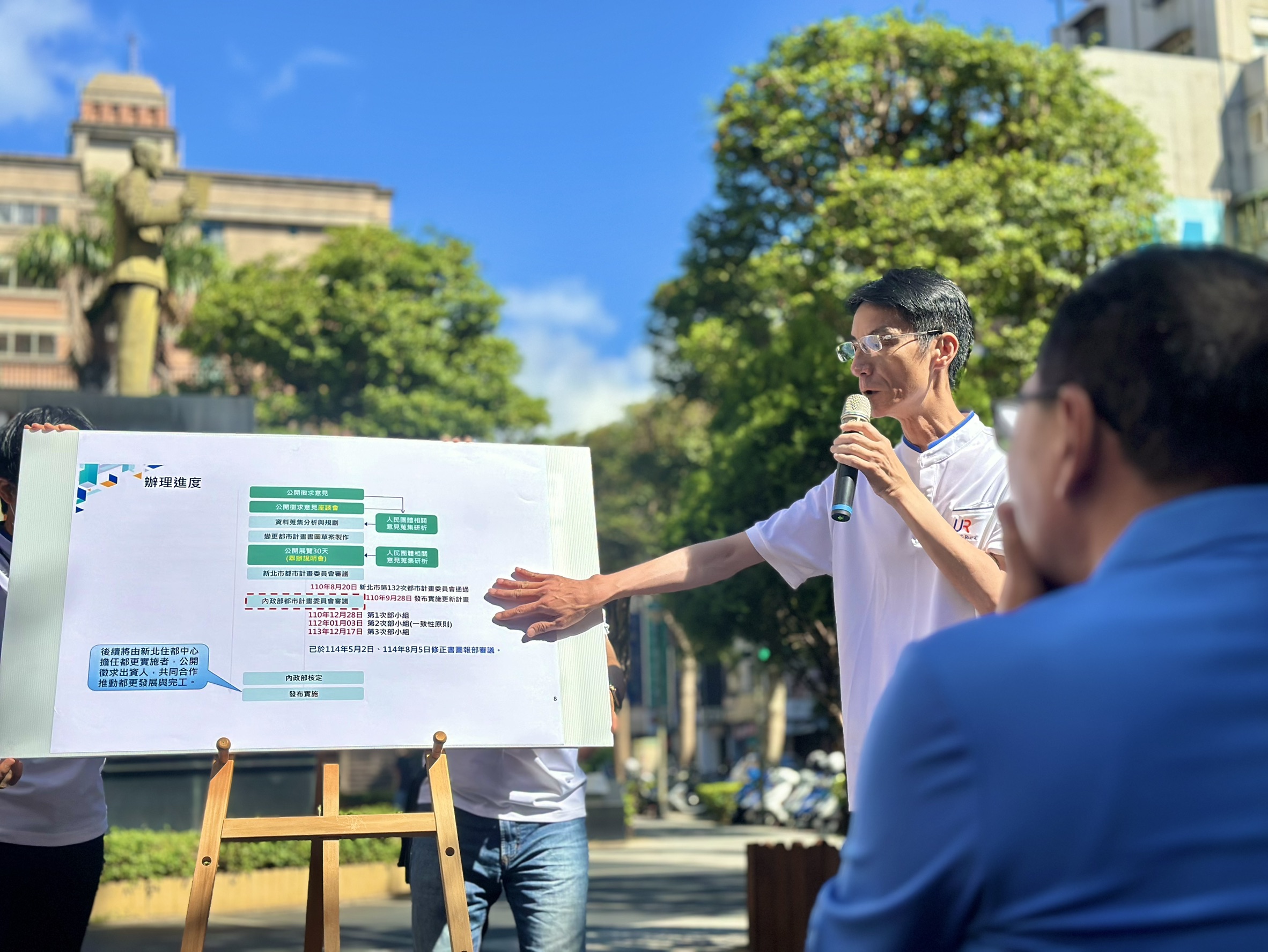 新北市長侯友宜專心聆聽城鄉局簡報。