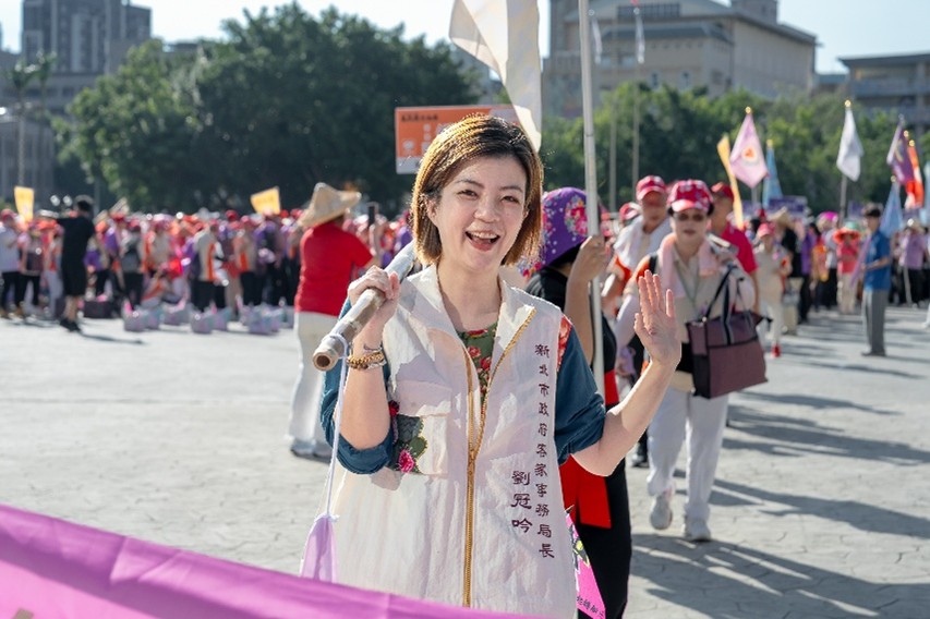 3.新北市政府客家事務局局長劉冠吟挑擔奉飯出發。