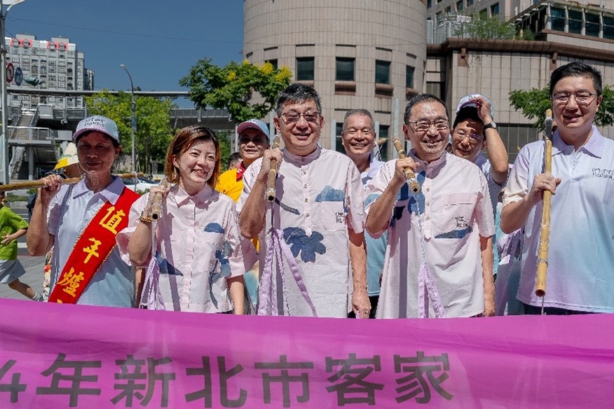 5. 爐主新北市客家才藝協會-陳明珠、新北市政府客家事局局長劉冠吟、新北市議會副議長陳鴻源、新北市長侯友宜共同挑擔踩街進會場。
