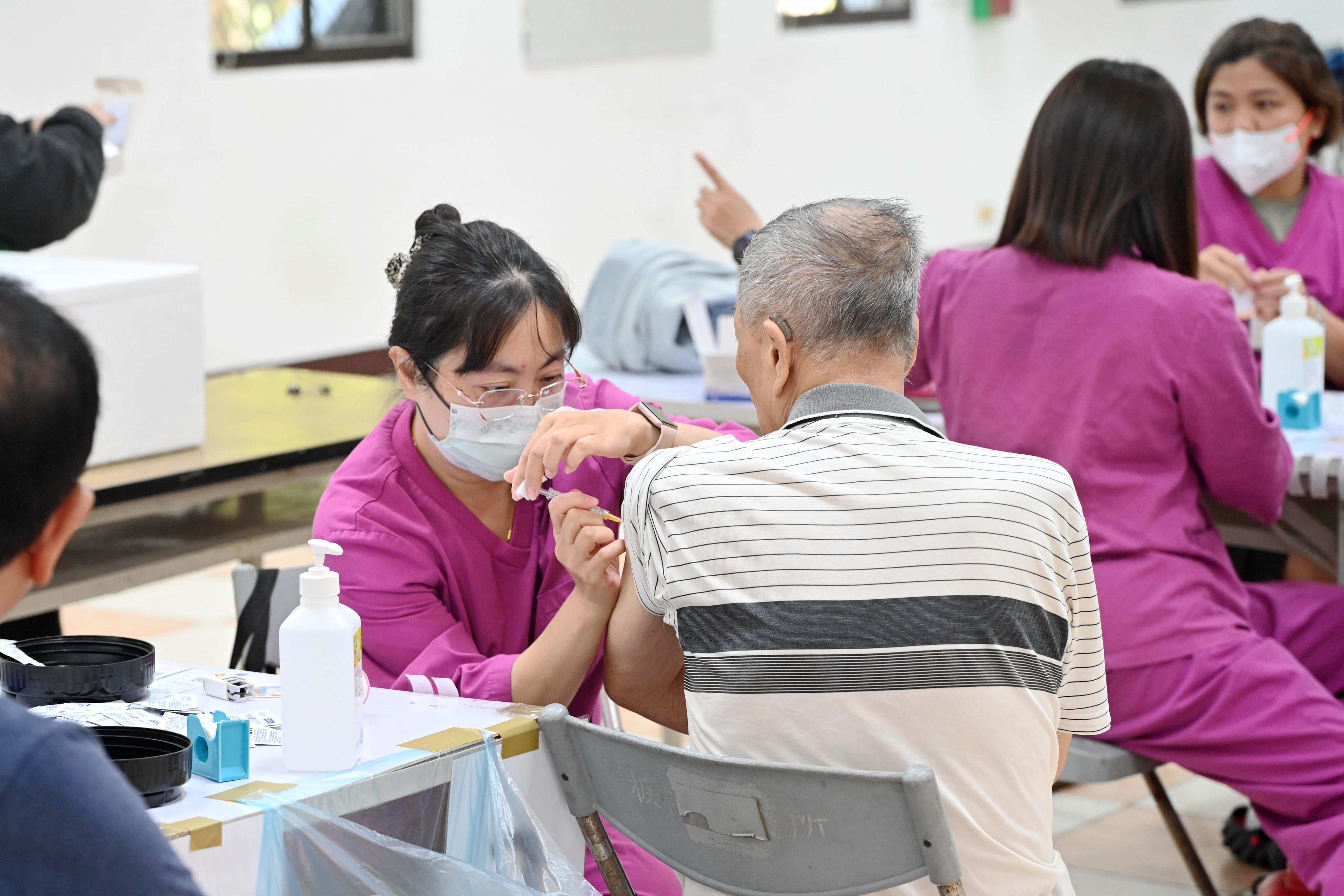 侯友宜鼓勵民眾「左流右新」同時接種兩種疫苗，守護自己及他人健康
