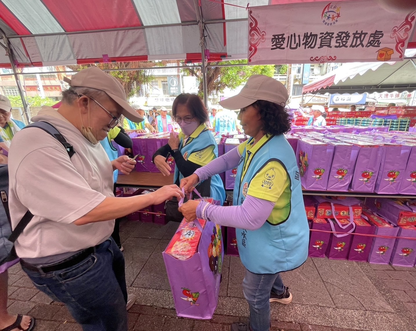 秋節前送暖，新北市淡水區關懷弱勢協會發放愛心物資及關懷金