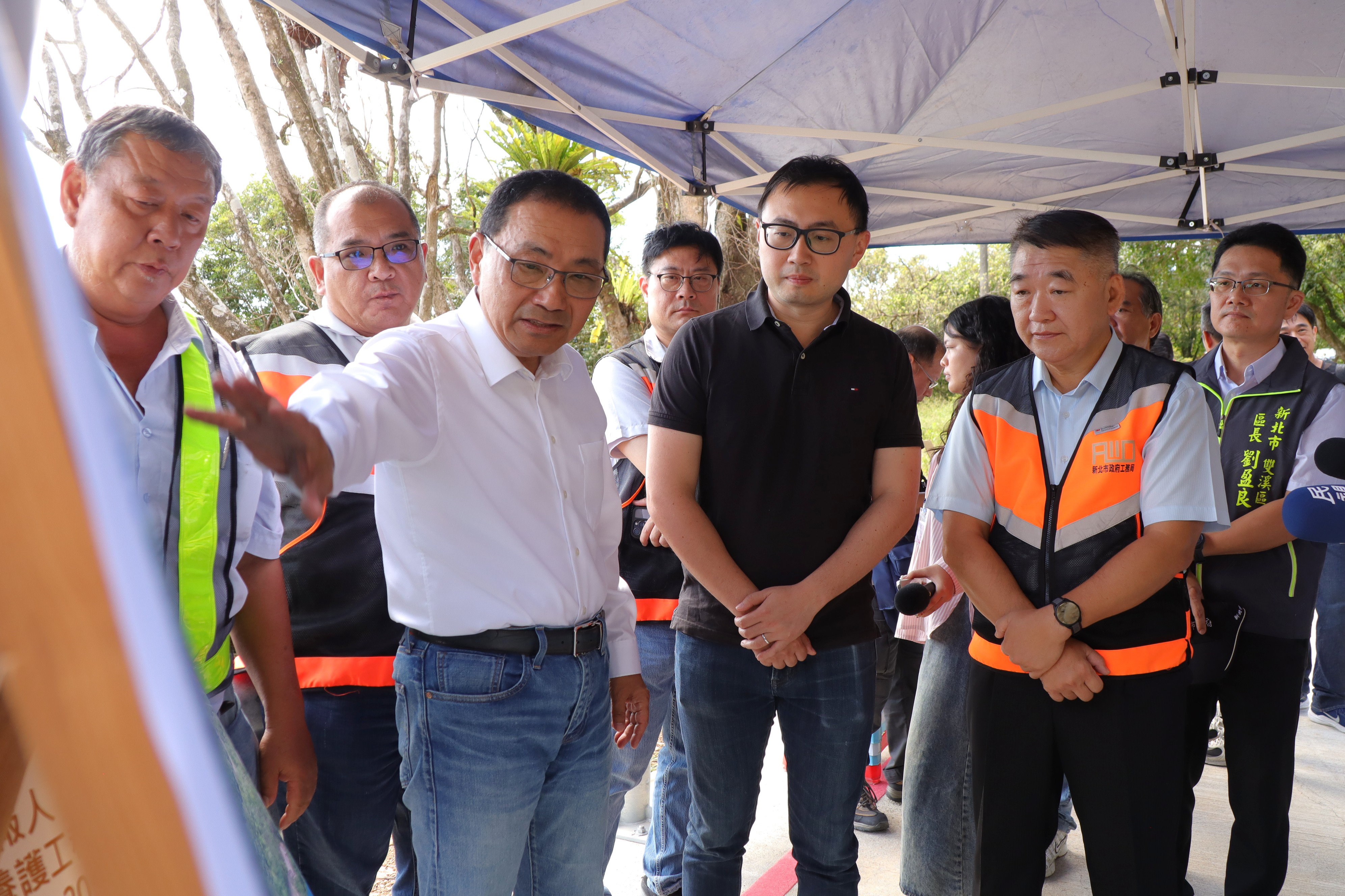 圖說： 市長侯友宜(左三)至雙溪區視察因去年山陀兒颱風豪雨崩塌的區道北38線邊坡復建工程，在現場與團隊進行工程討論，讓地方居民能重獲安全的通行環境。