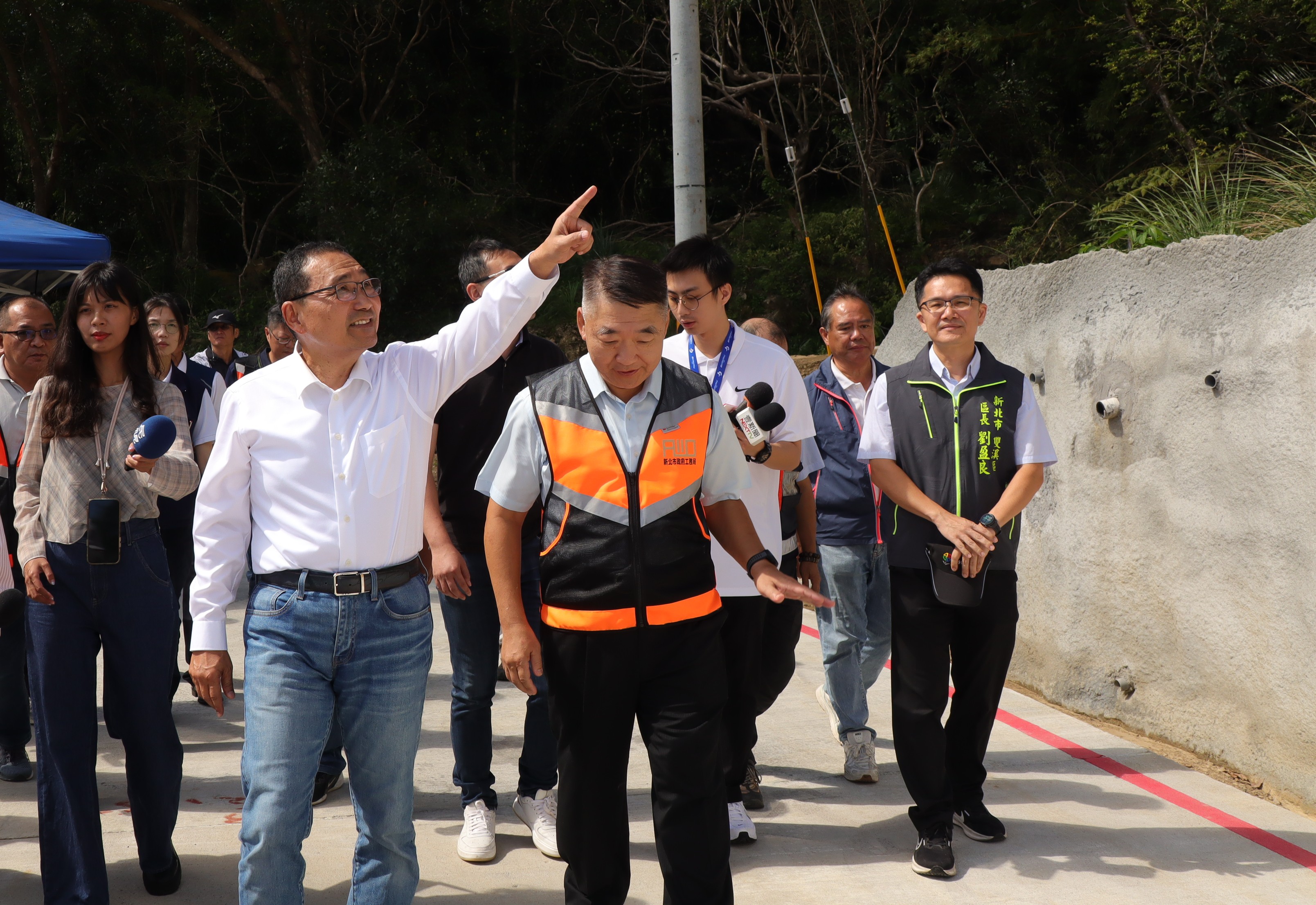 圖說： 市長侯友宜(左二)視察雙溪區區道北38線邊坡復建工程，此處因山陀兒颱風導致崩塌，範圍長180公尺、高200公尺，市長特別強調持續進行坡體調查與監測，全力守護市民安全。
