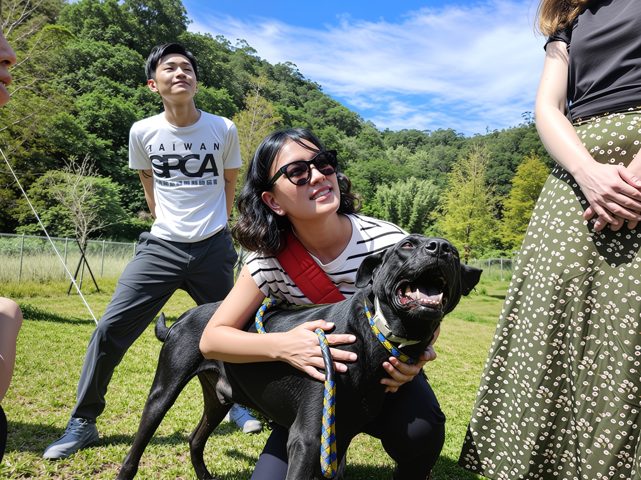  泰國經濟貿易辦事處外交官員擁抱犬隻期許它能更快認養出