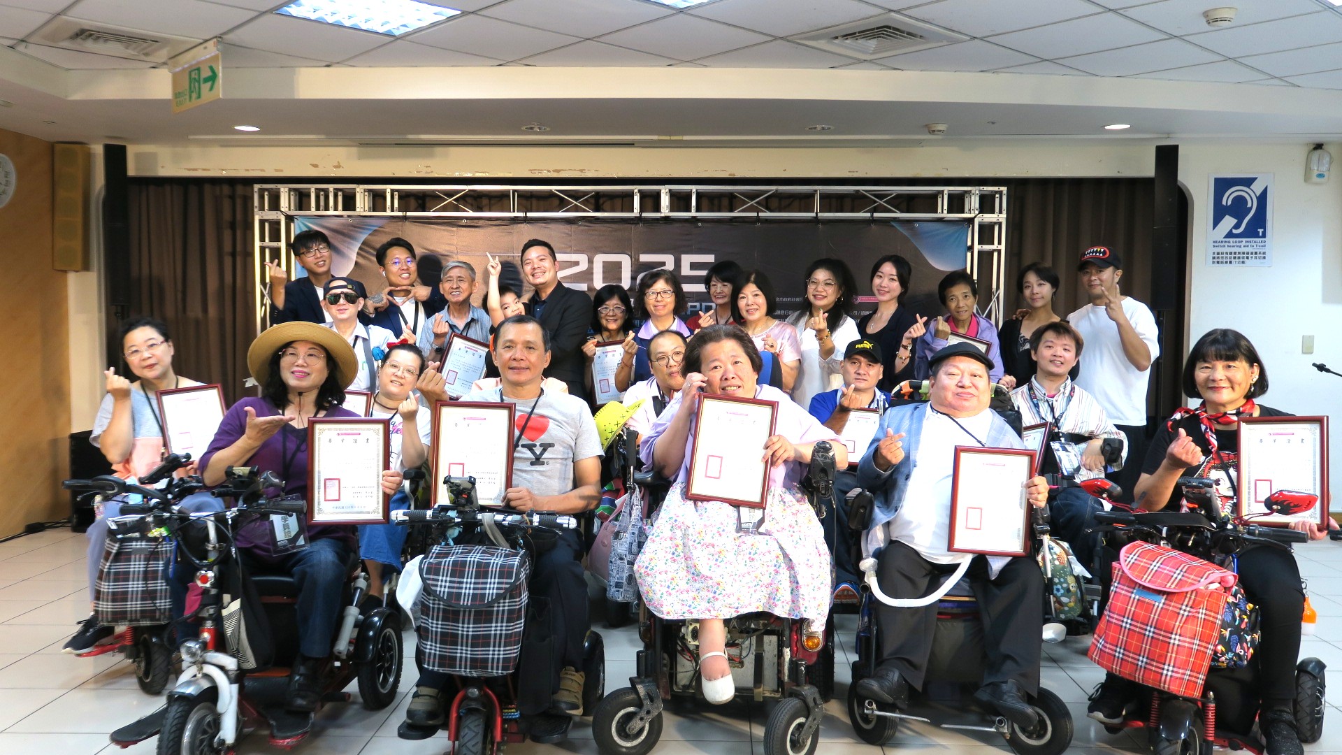 由社團法人中華身心障礙者職業技藝協會培訓的2025身心障礙者CRPD智能短影音製作，舉行成果發表會並合影
