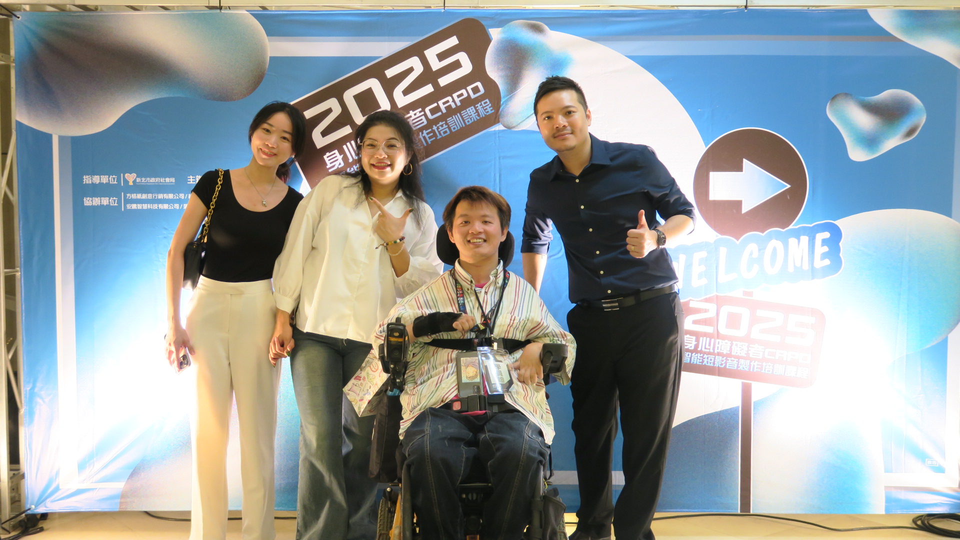 陳宇璿理事長(右1)鼓勵表現優異的身障學員周佳青(右2) 左2為另位講師鄭品蕎