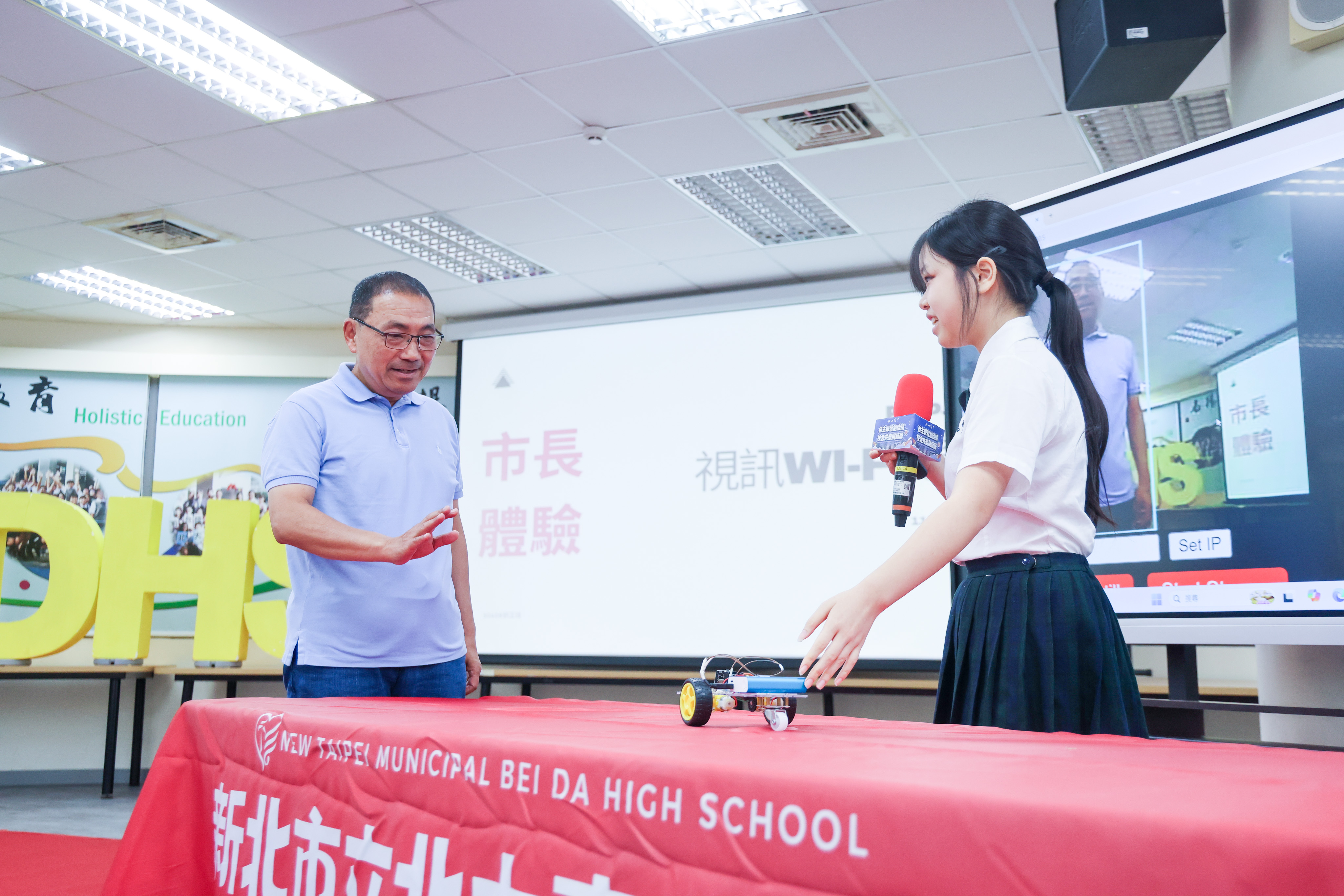 建物規劃地上五層、地下一層，設有普通教室、專科教室、視聽教室、體適能訓練室及公共托育中心。