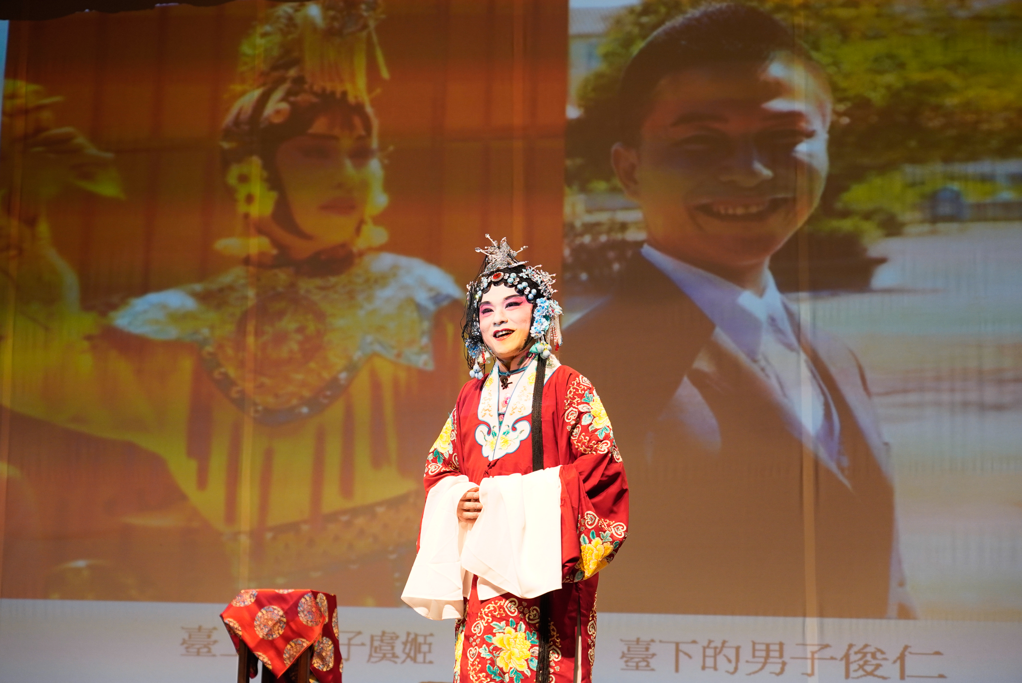 花雅戲曲藝術教育推廣協會總幹事潘俊仁老師一身京劇角色裝扮及優雅身段，讓學生在台下驚呼「原來是男生！」