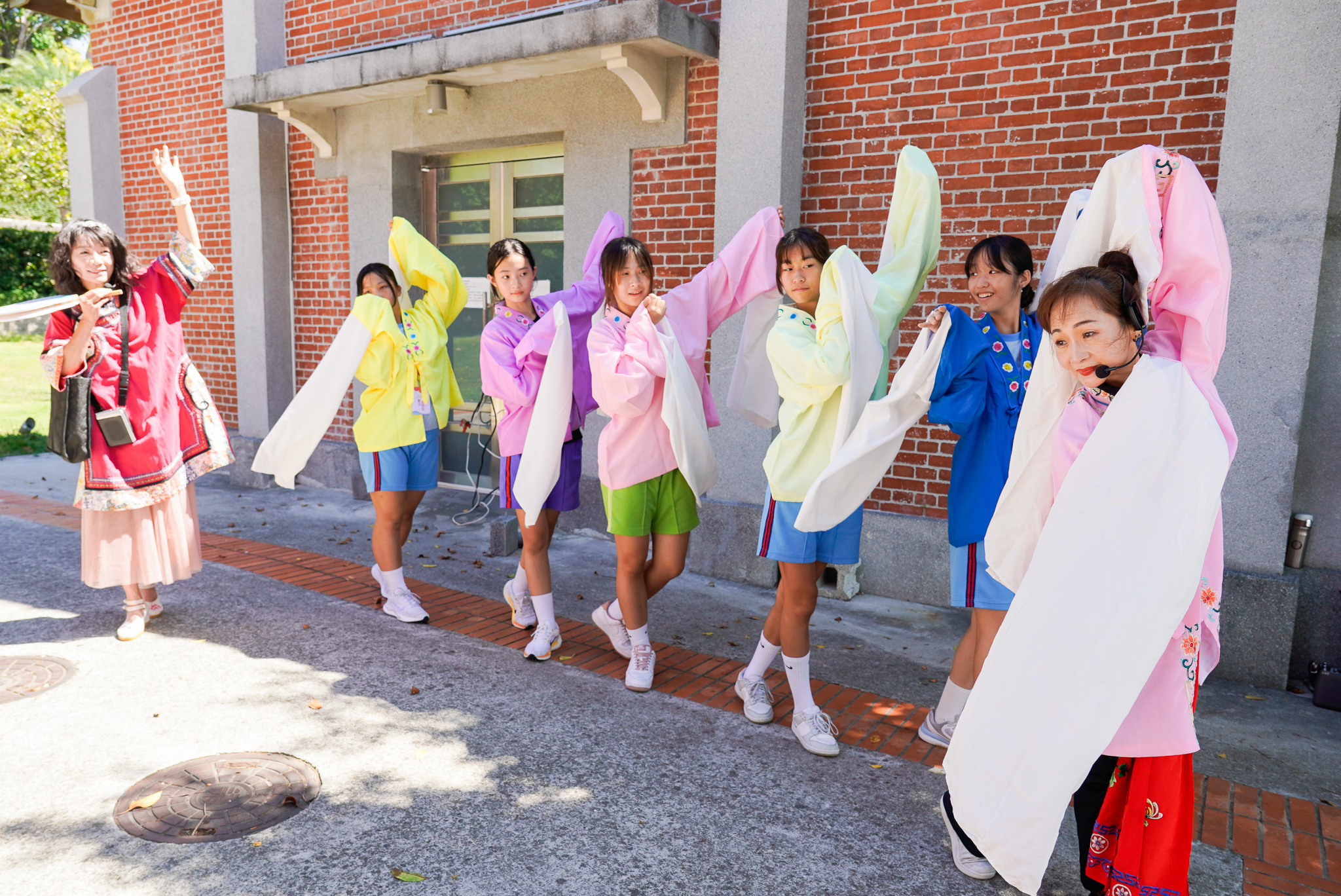 淡水女史走讀特別選擇「淡水海關碼頭倉庫」進行互動體驗，因該處曾孕育出多位知名京劇名伶
