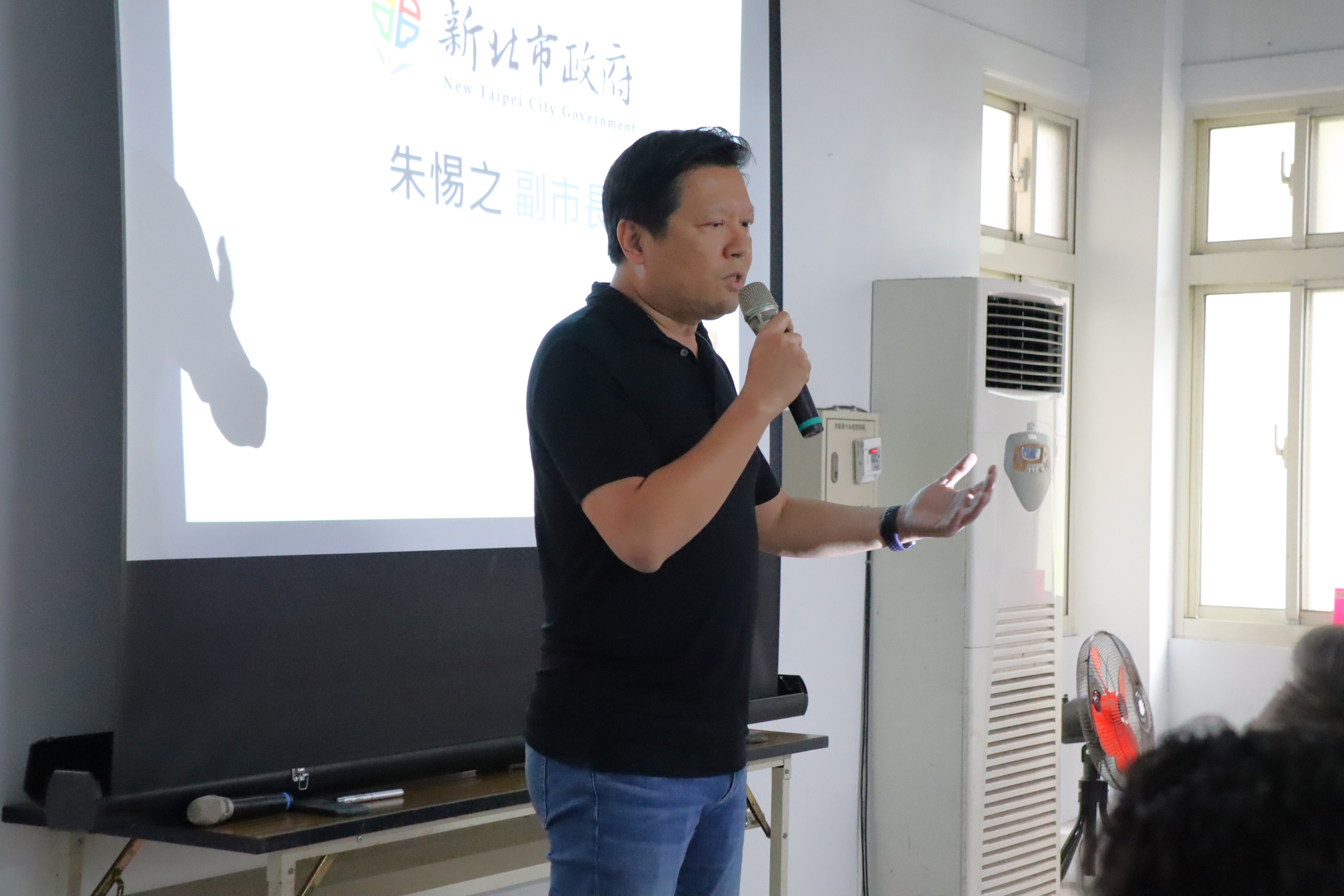 圖說： 新北市副市長朱惕之至土城因0403地震受損並被貼上紅單的「台北一家親社區」現場視察補強工程完工，表示市府將持續推動耐震補強政策，以守護市民的居住安全。