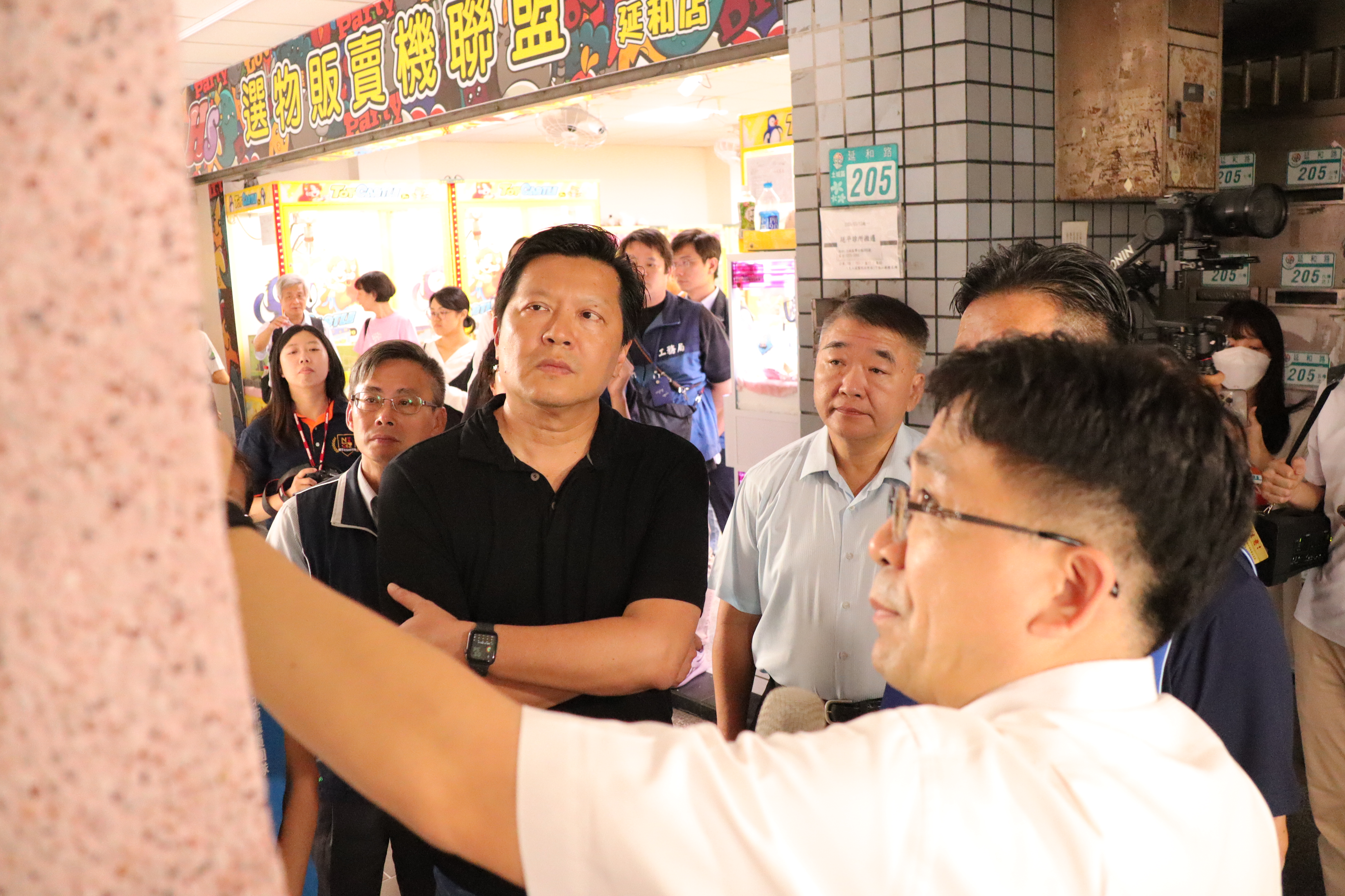 圖說： 朱惕之副市長(左三)關心在0403地震中受損而被貼上紅單的土城「台北一家親社區」，近日補強工程完工，成為全台第一件完成耐震補強工程的紅單住宅。