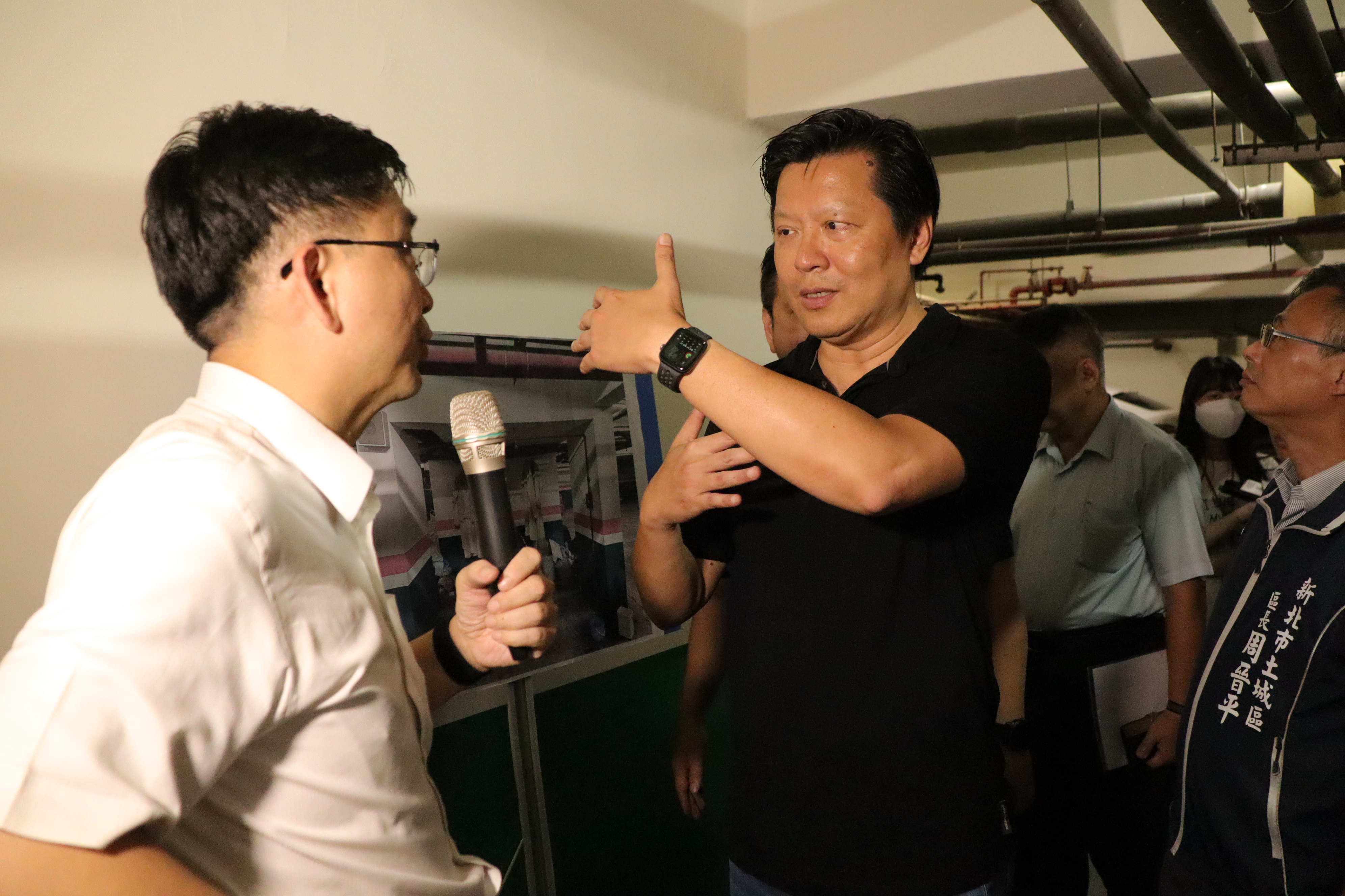 圖說： 朱惕之副市長(右)親自進入因0403地震受損被貼上紅單的土城「台北一家親社區」補強後的建築物，仔細查看強化後的梁柱結構，確認施工品質。
