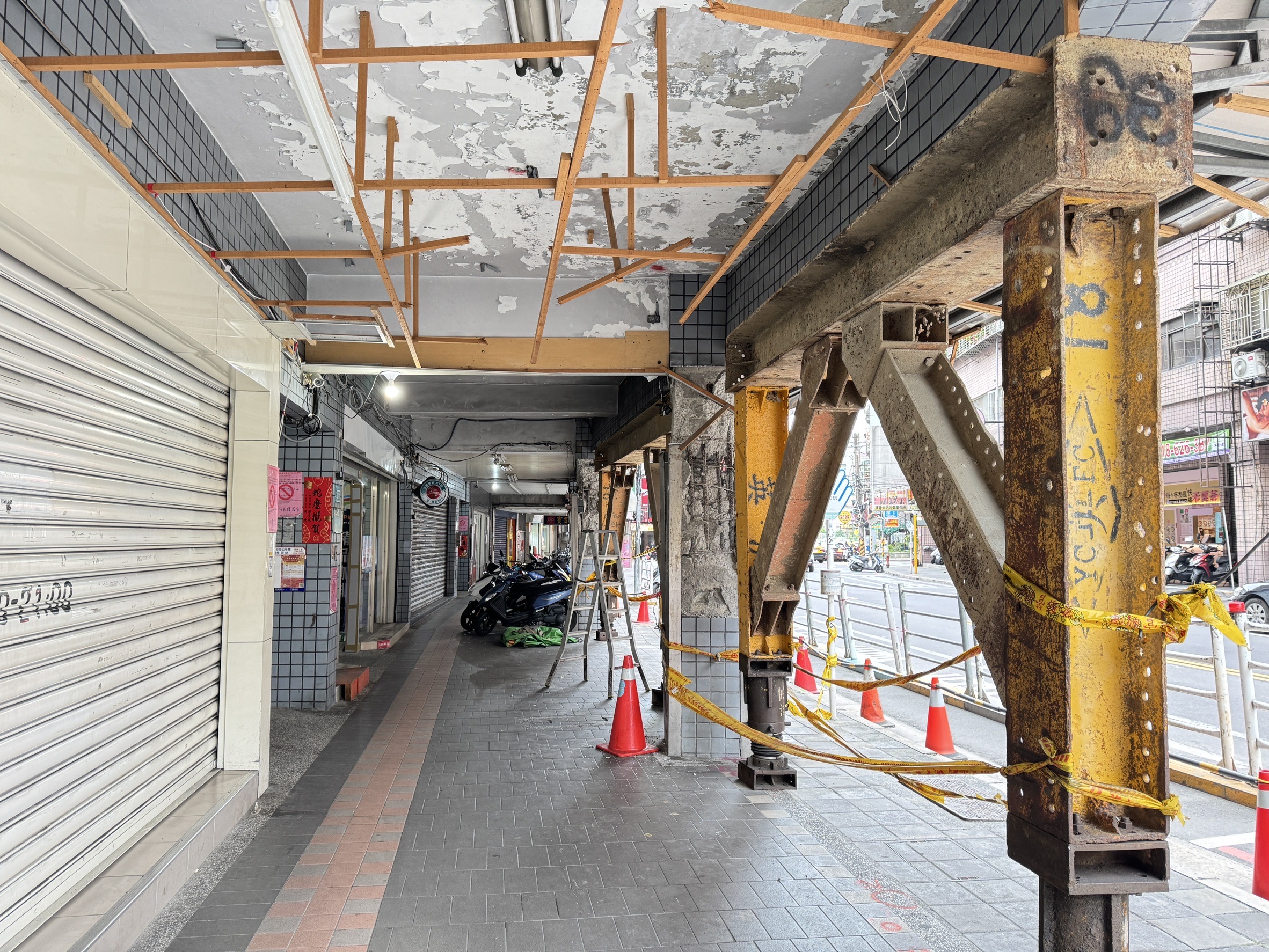 圖說： 土城台北一家親社區在0403地震被列紅單，災害發生後工務局進場進行緊急搶災措施。