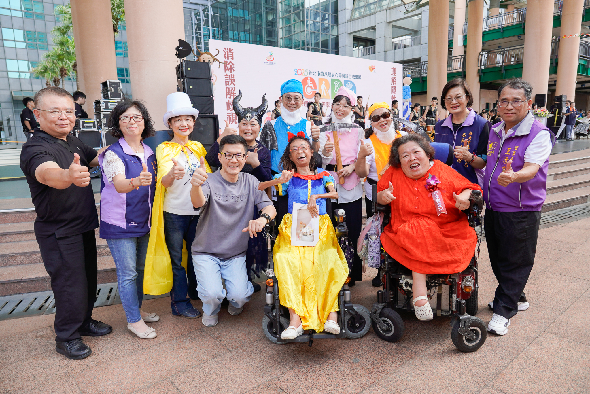 新北市身心障礙成果展4日於市民廣場登場，新北市副秘書長張其強(灰衣者)及社會局長李美珍(右2)與表演者合影