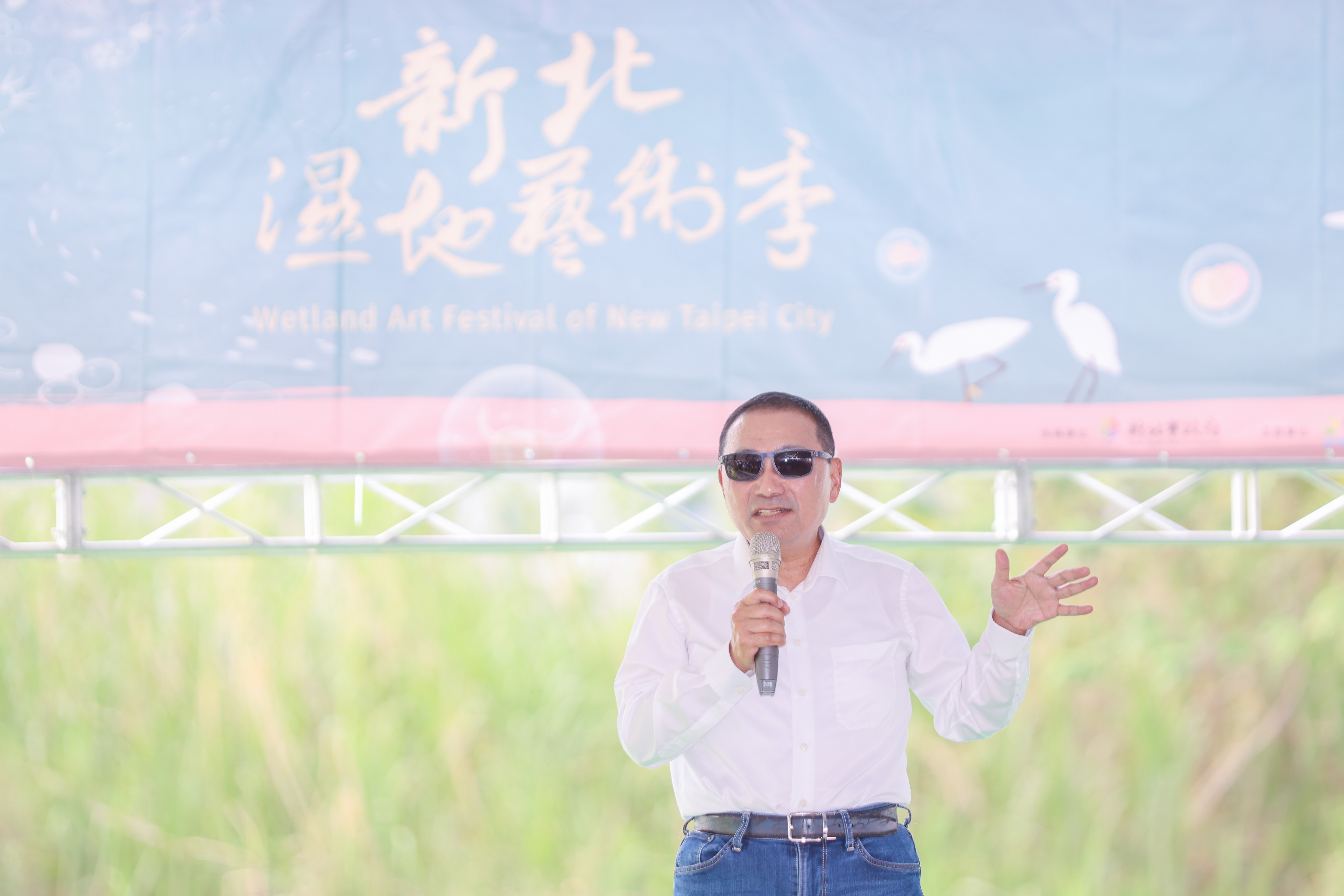新北市政府今(4)日舉行「2025新北濕地藝術季-種籽之旅」，新北市長侯友宜邀請市民到板橋新月橋下新海二期人工濕地欣賞環境藝術，透過藝術了解環境永續的理念。