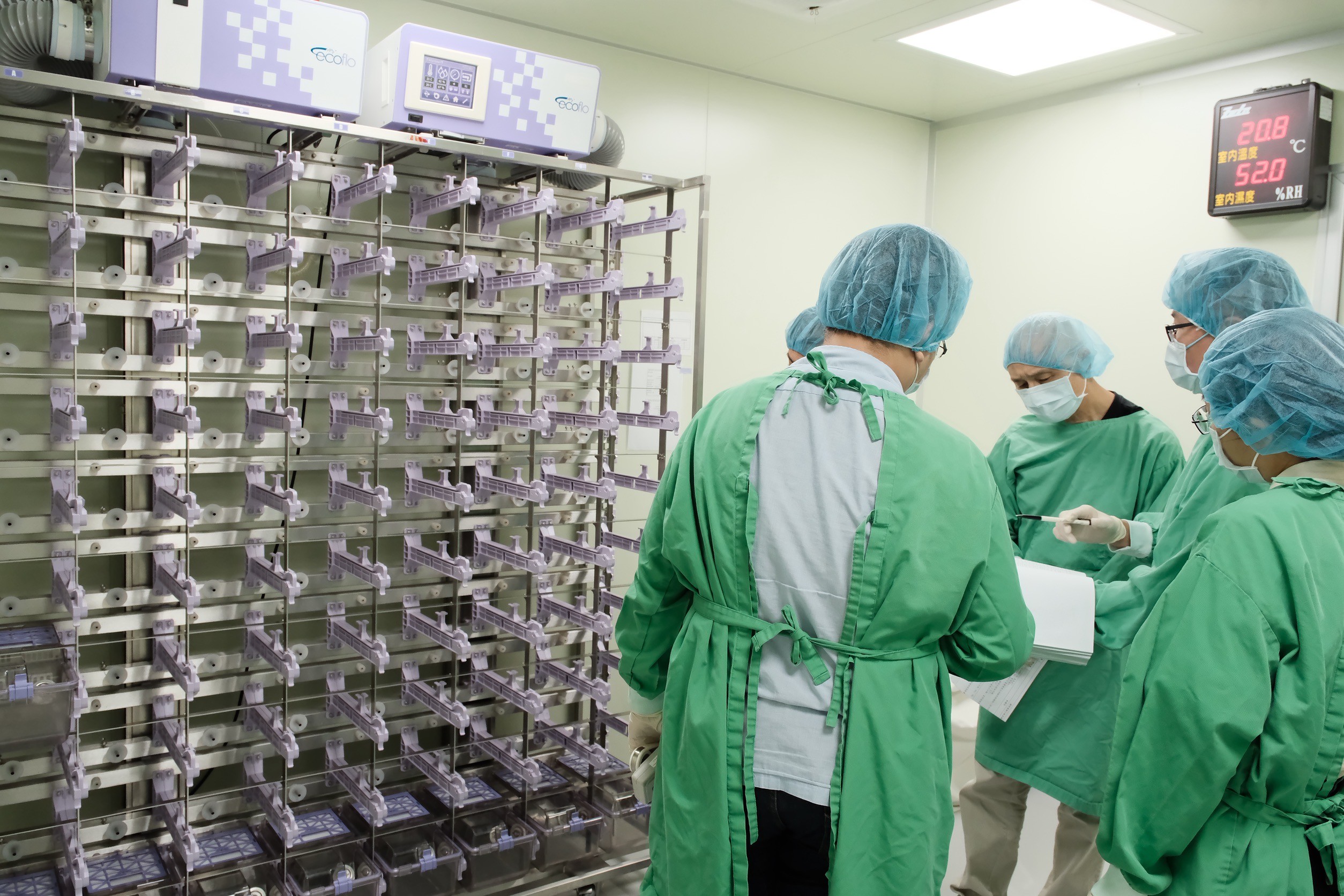 稽查委員查看動物舍飼養紀錄資料，注意氣溫和濕度是否舒適恆定