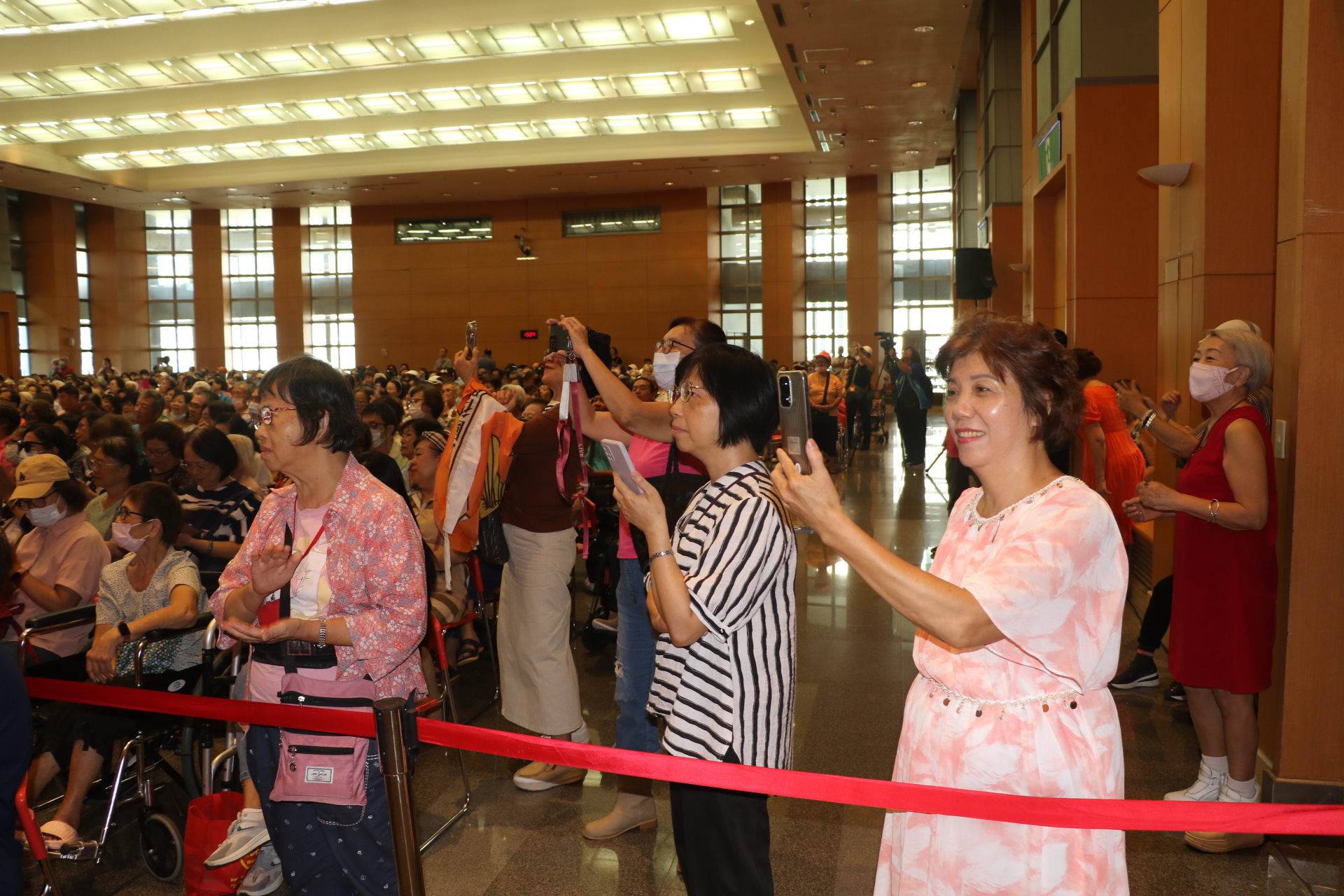  現場觀眾爆滿 許多粉絲拿著手機錄影