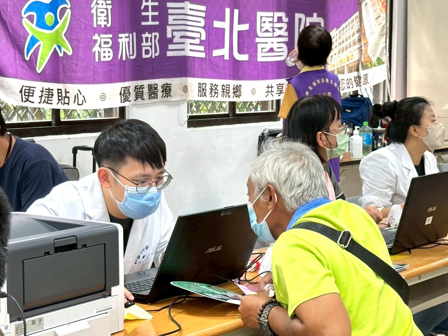  部立台北醫院由神經內科主治醫師湯醫師帶領醫護團隊為街友義診