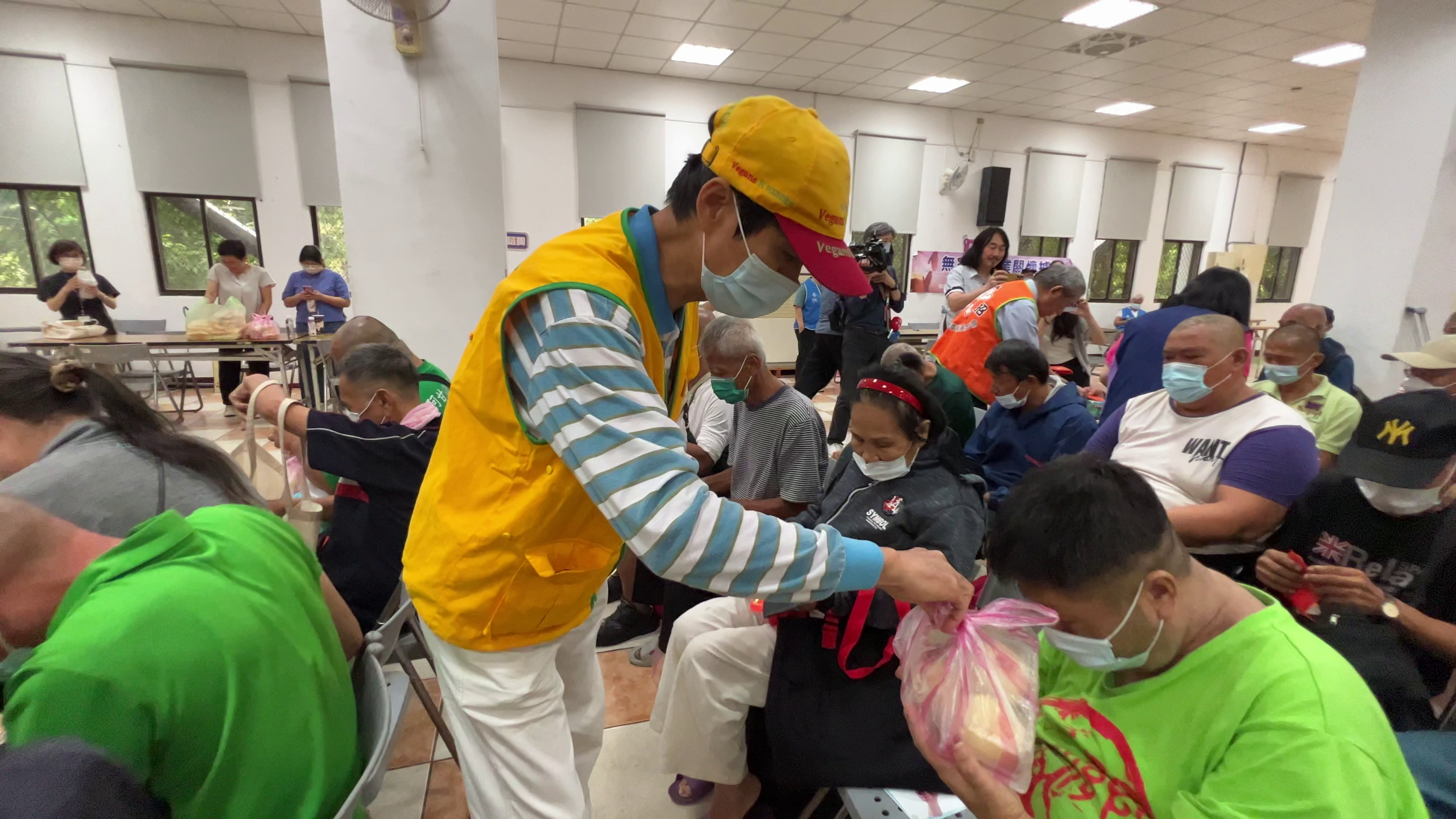  清海無上師世界會台北區聯絡人王士能代表該會致贈素食月餅和漢堡給街友