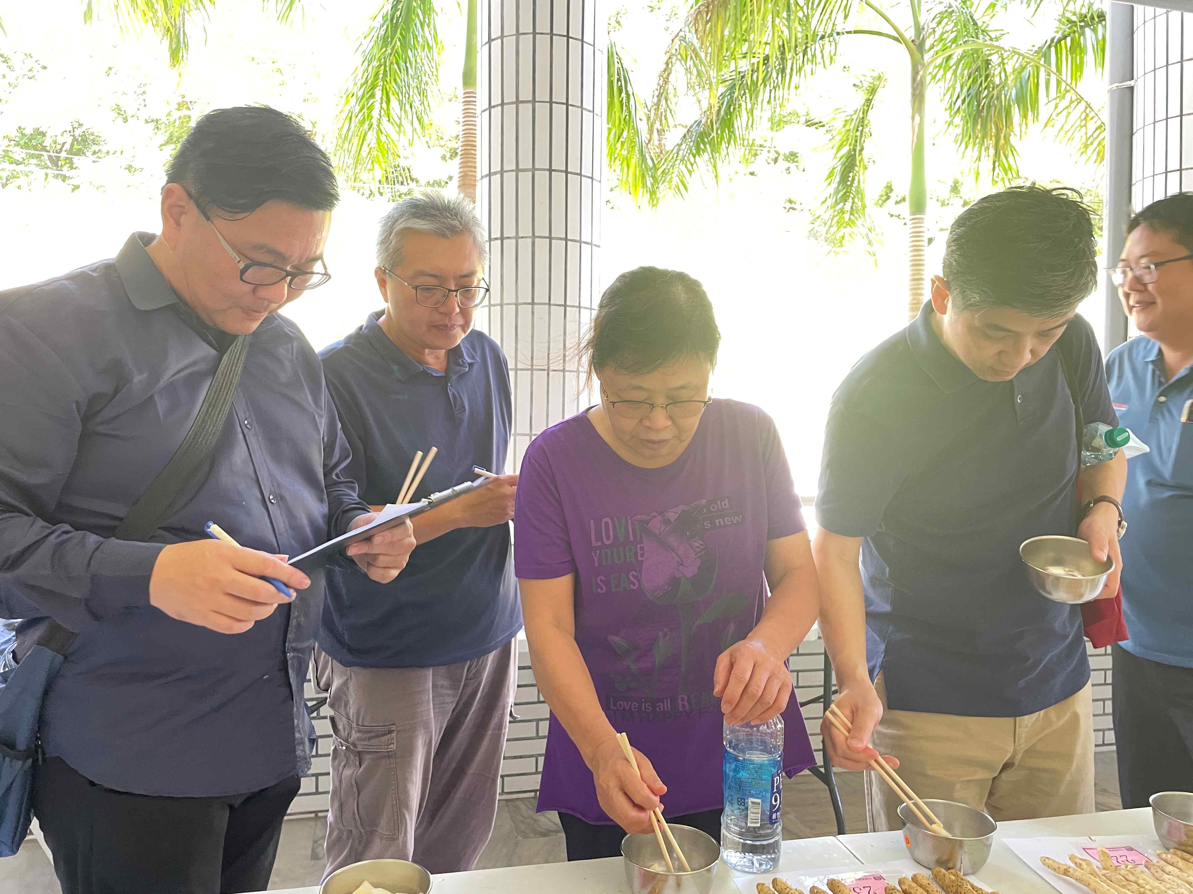  農改場助理研究員葉永銘(左1)擔任評審進行山藥評鑑