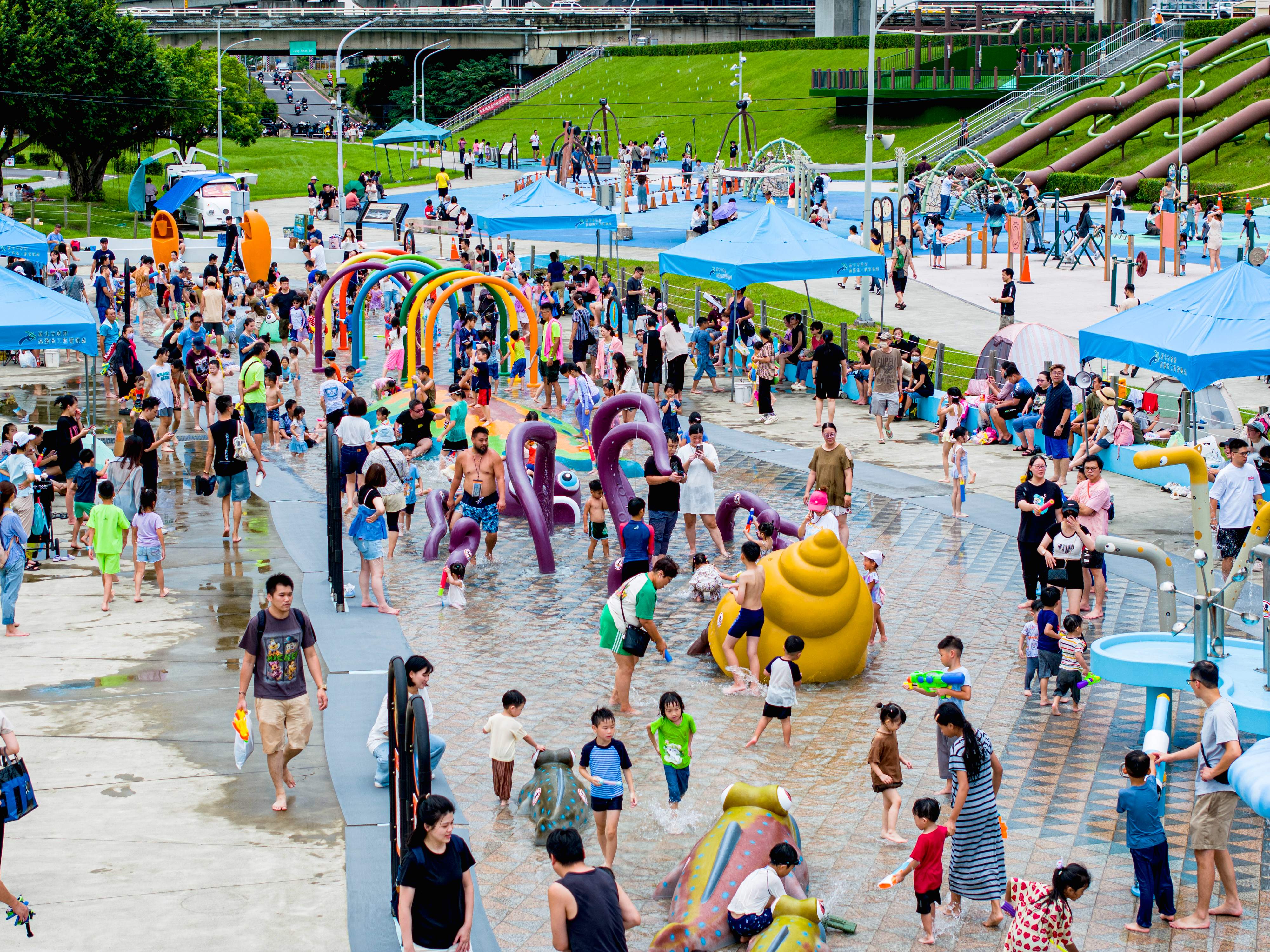  海世界水樂園夏季開放吸引許多小朋友前往戲水