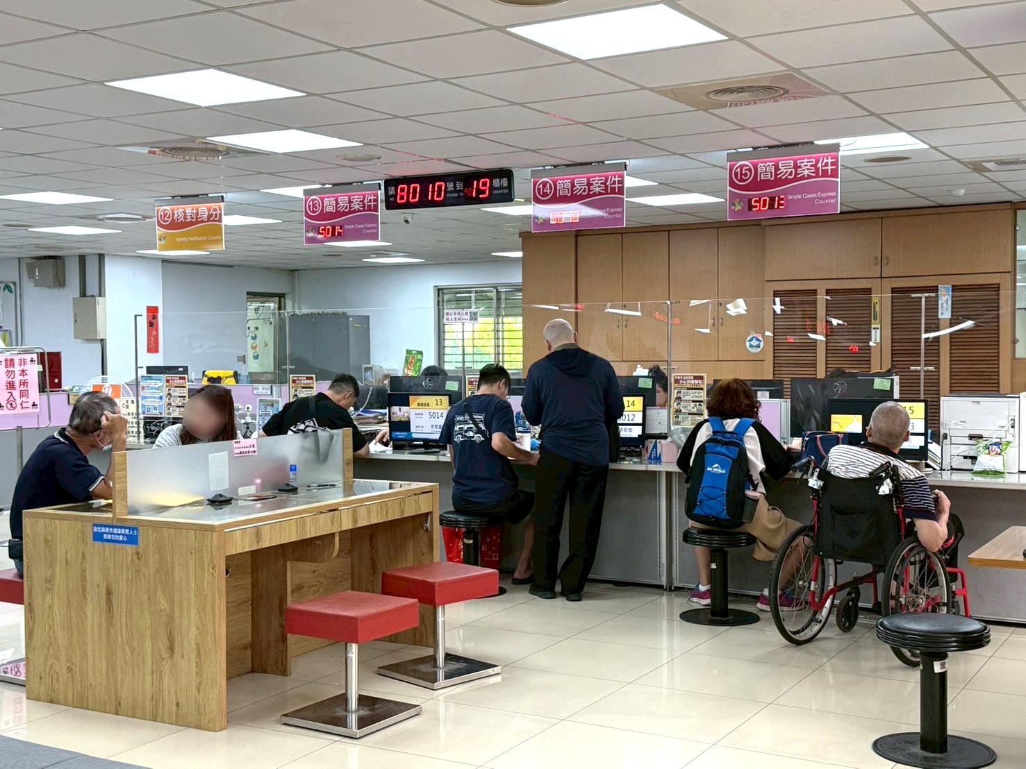 為避免換狀人潮過多，新莊地所提供延時收件、假日換狀服務。新北市地政局提供