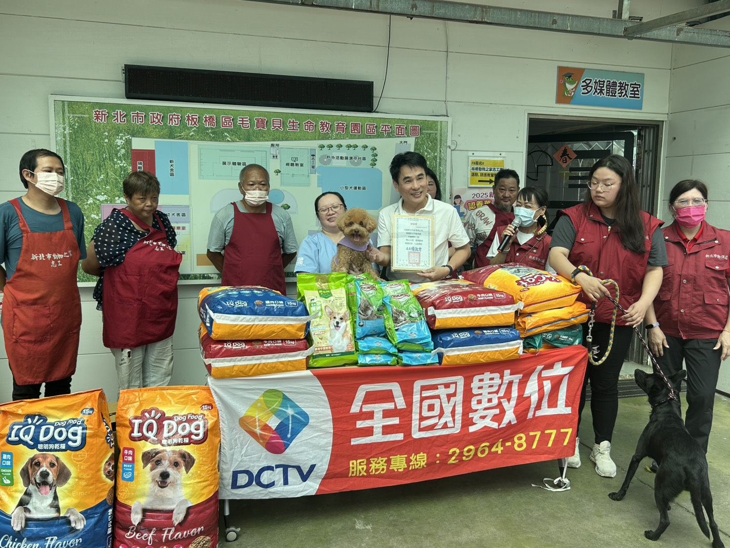 全國數位有限公司捐贈犬貓飼料一批，由新北市動保處代表致贈感謝狀