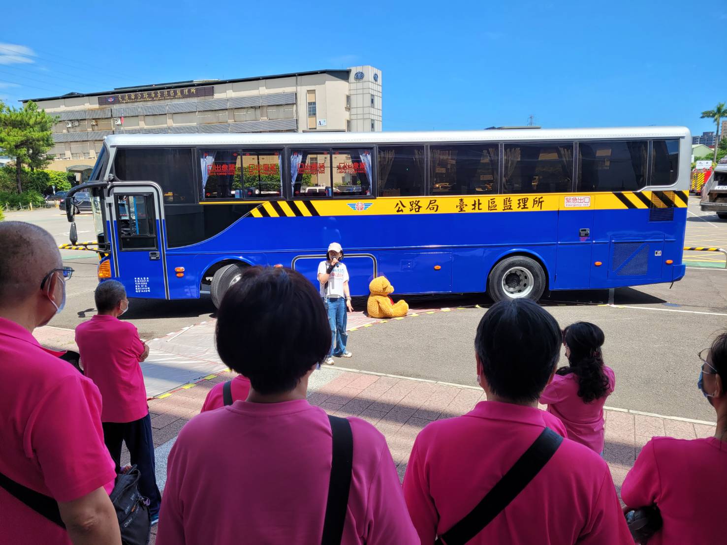 臺灣腦身心機能認知協會據點長輩參與高齡者大型車內輪差實境體驗活動 路老師以泰迪熊放在內輪差位置 提醒長輩要注意避免進入該區域
