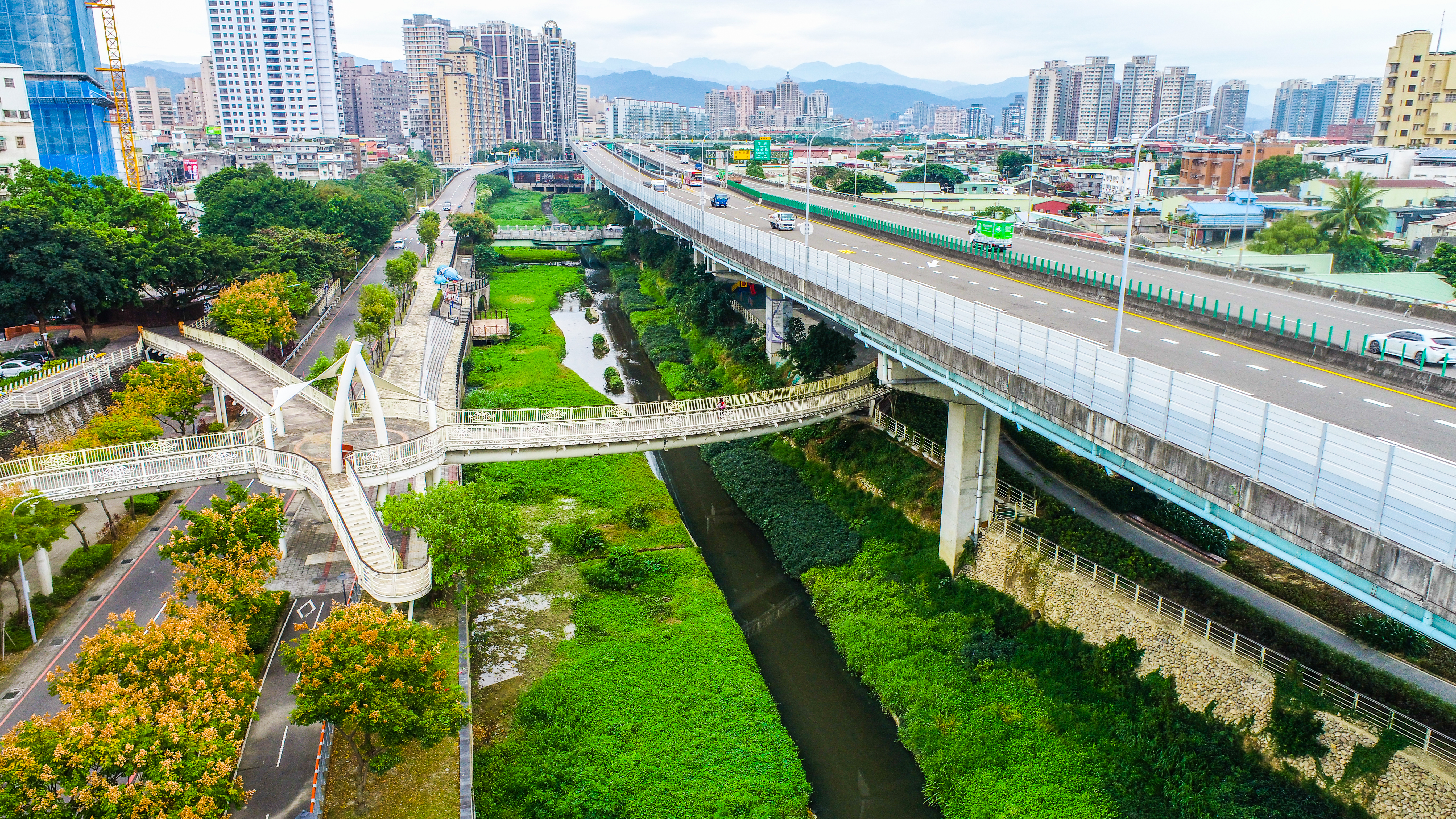  湳仔溝整治完成後綠意盎然，成為都市中的一條綠色廊道