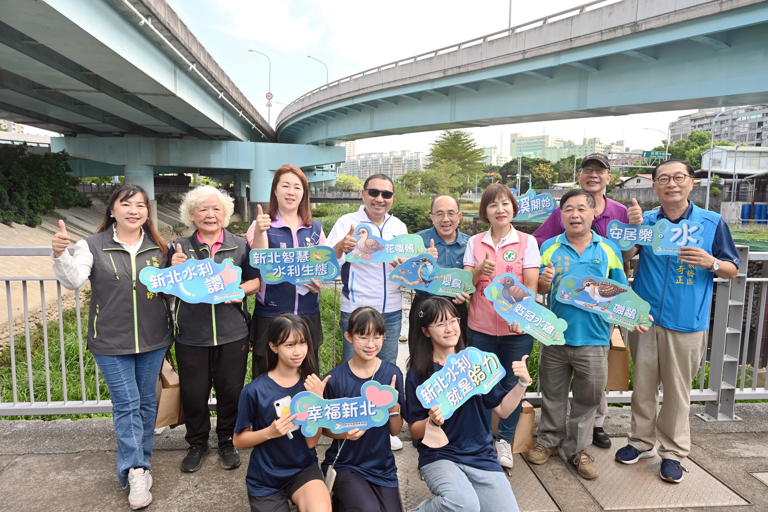 市府團隊積極整治轄內水環境、營造親水空間，包括推動污水接水管集中處理廢水保護河川，讓湳仔溝集水區範圍之接管率在今(114)年9月達82%。