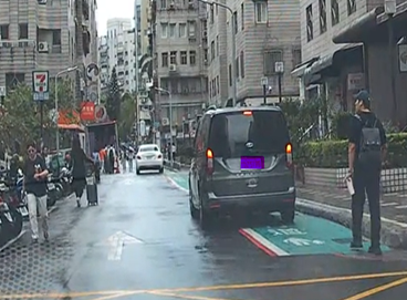 圖片3停放於標線型人行道阻擋行人通行動線2