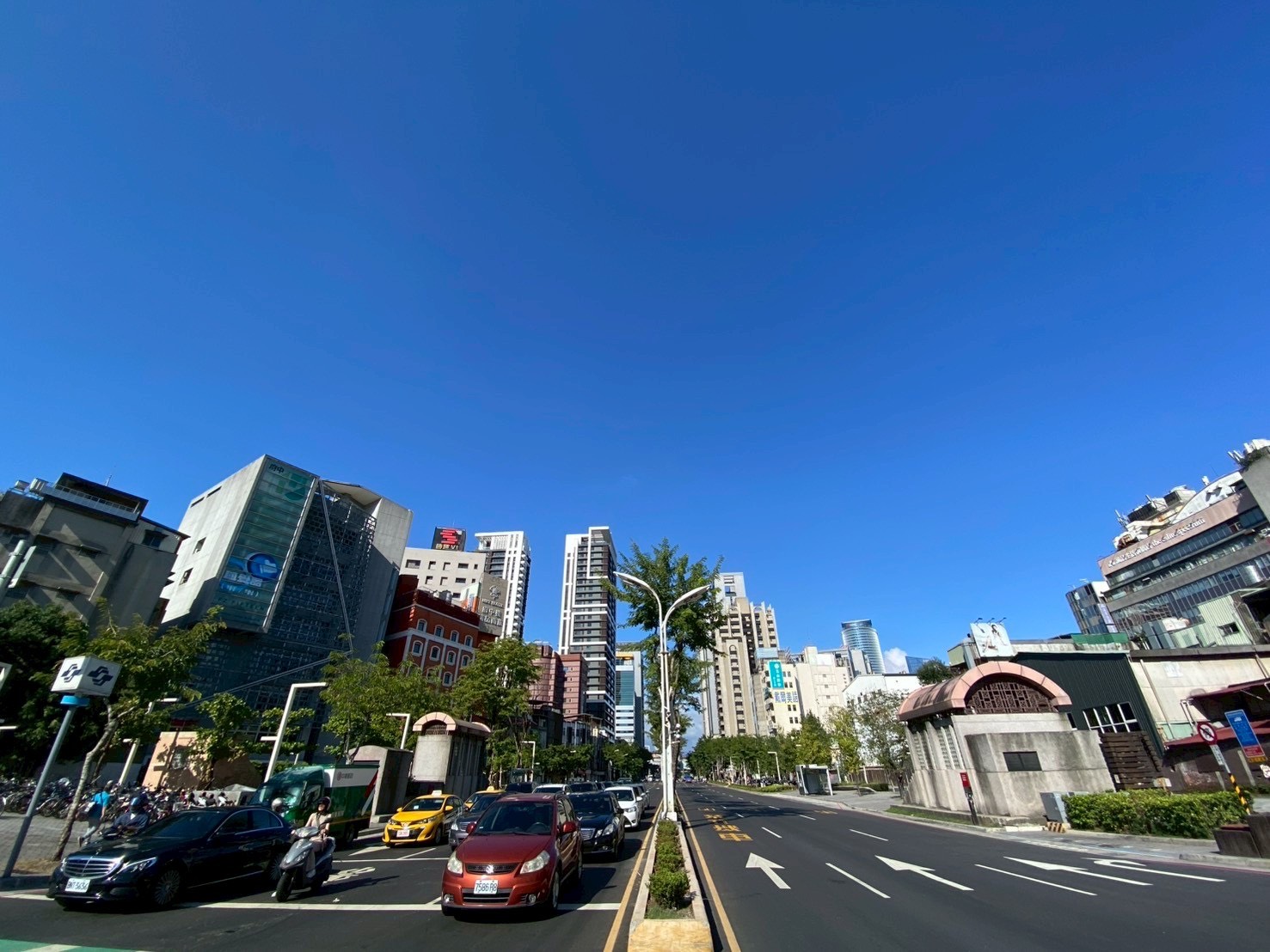 坐落於板橋區的府中遊龍陸橋已全部拆除完畢，縣民大道的街景開闊明亮，呈現嶄新的市容面貌。